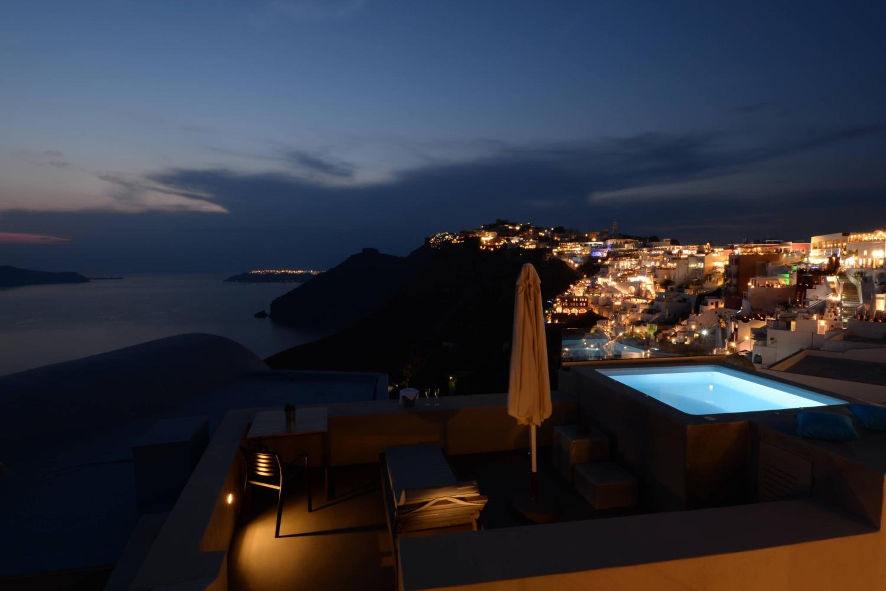 One-Bedroom Villa with indoor and outdoor Hot Tubs and Caldera View - La Traviata - Photo 16