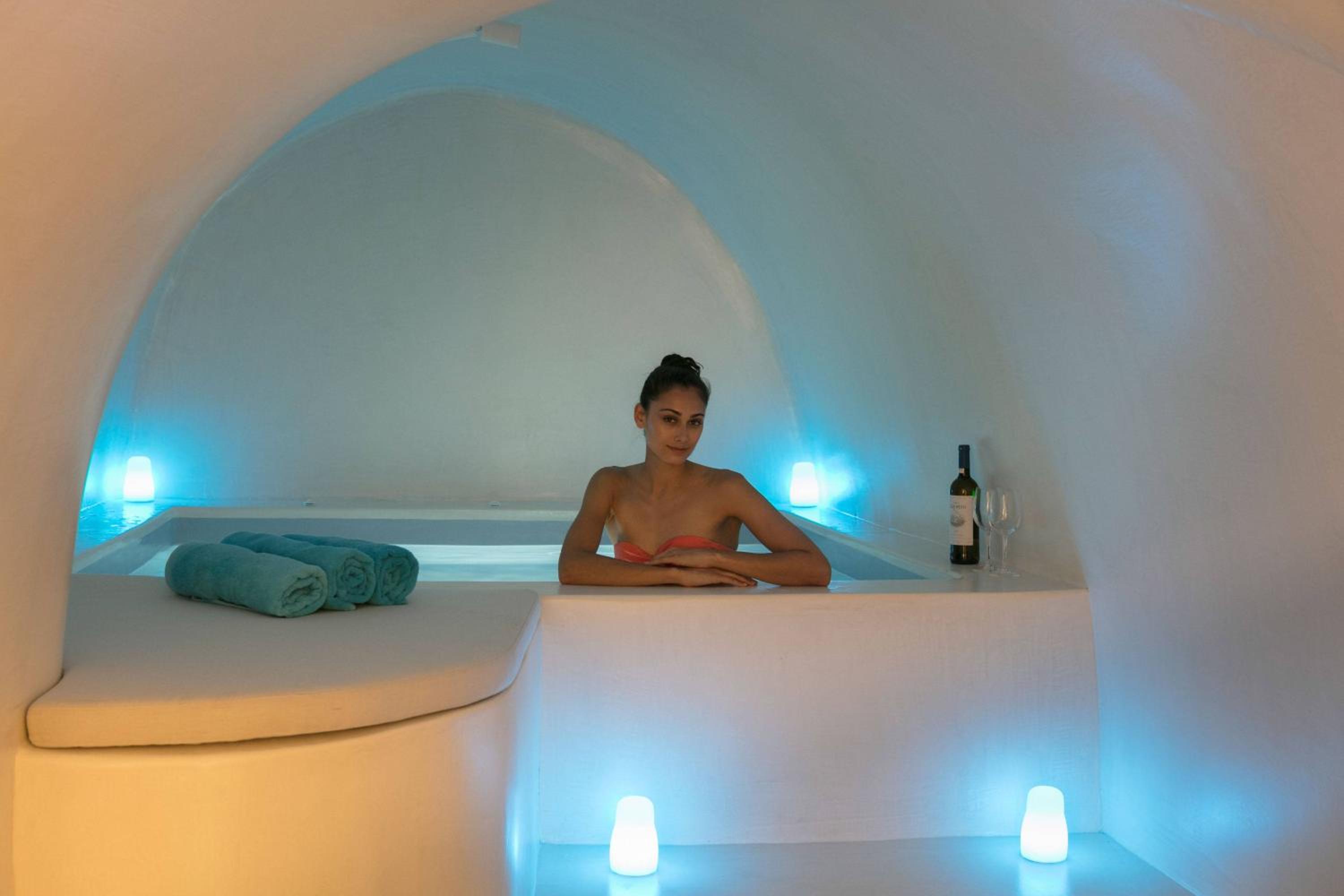 One-Bedroom Villa with indoor and outdoor Hot Tubs and Caldera View - La Traviata - Photo 9