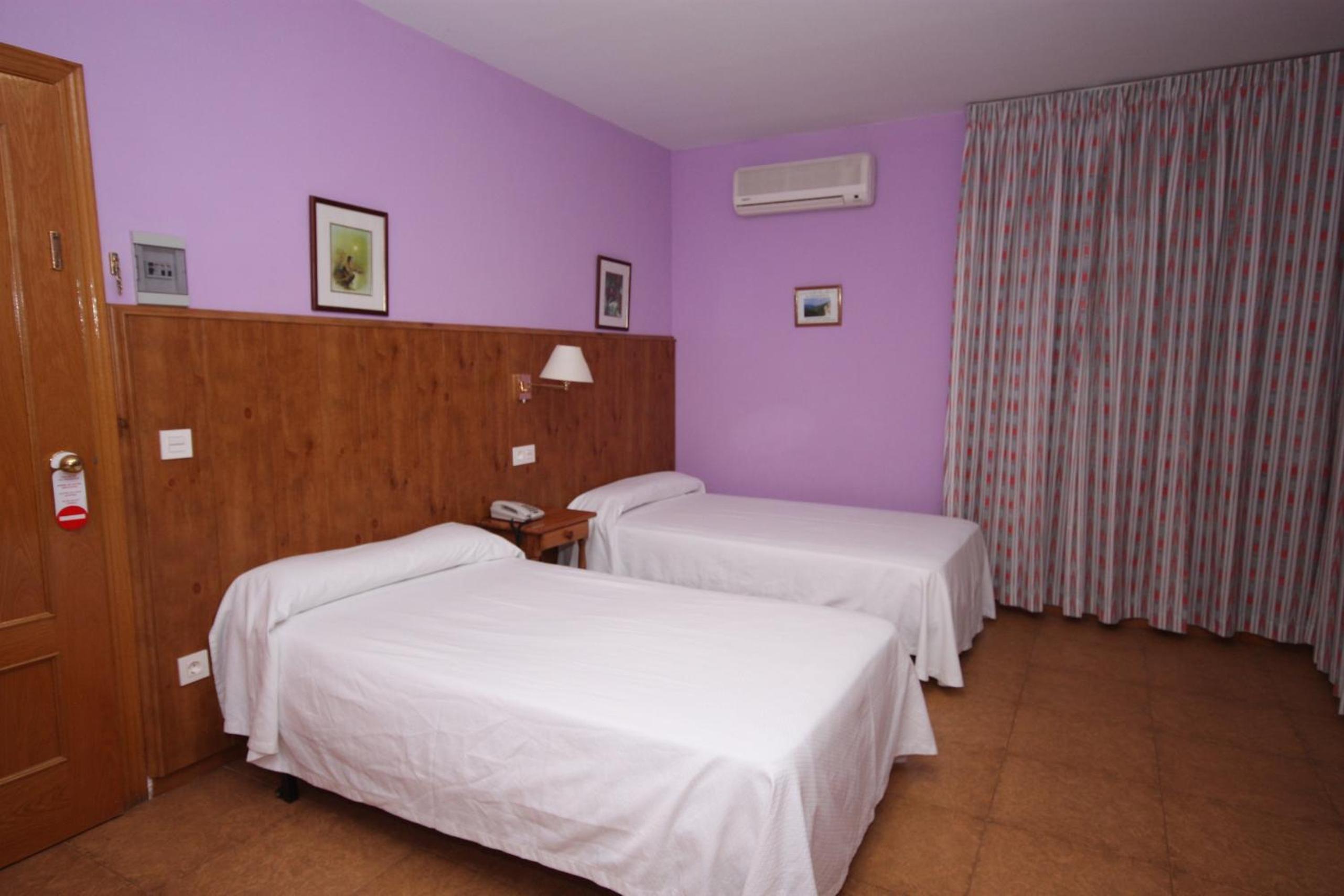 Economy Twin Room - Photo 2