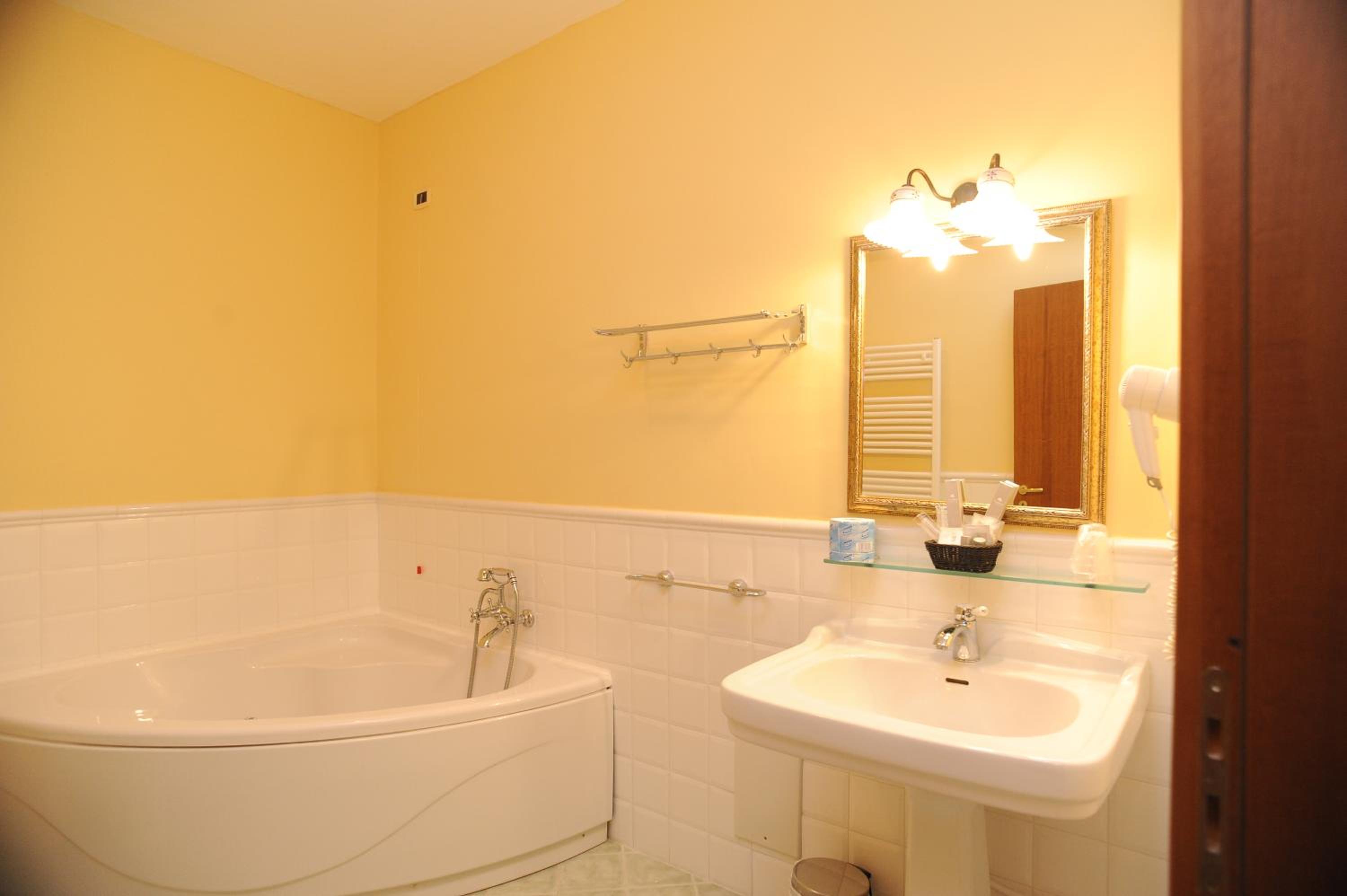 Double Room with Spa Bath photo 3