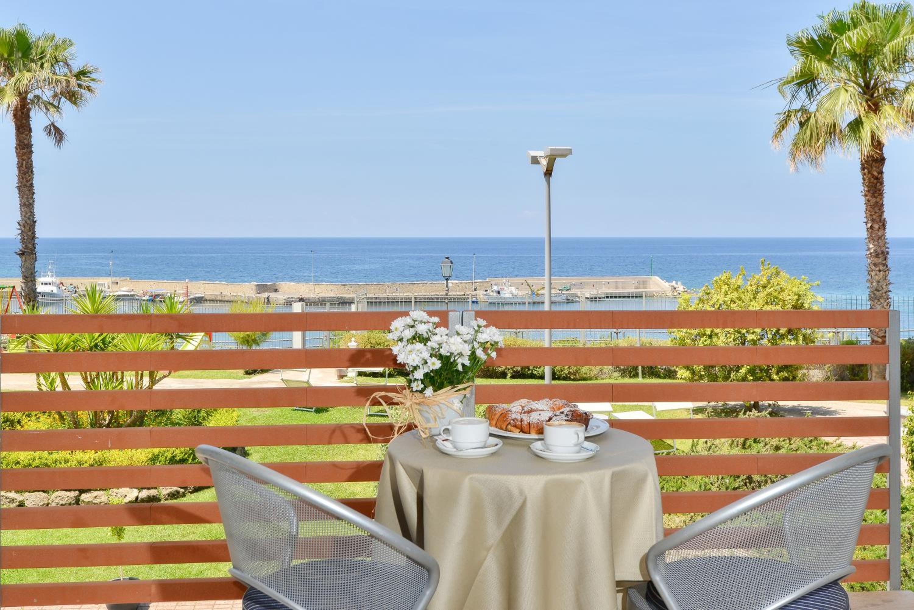 Double or Twin Room with Sea View - Photo 11