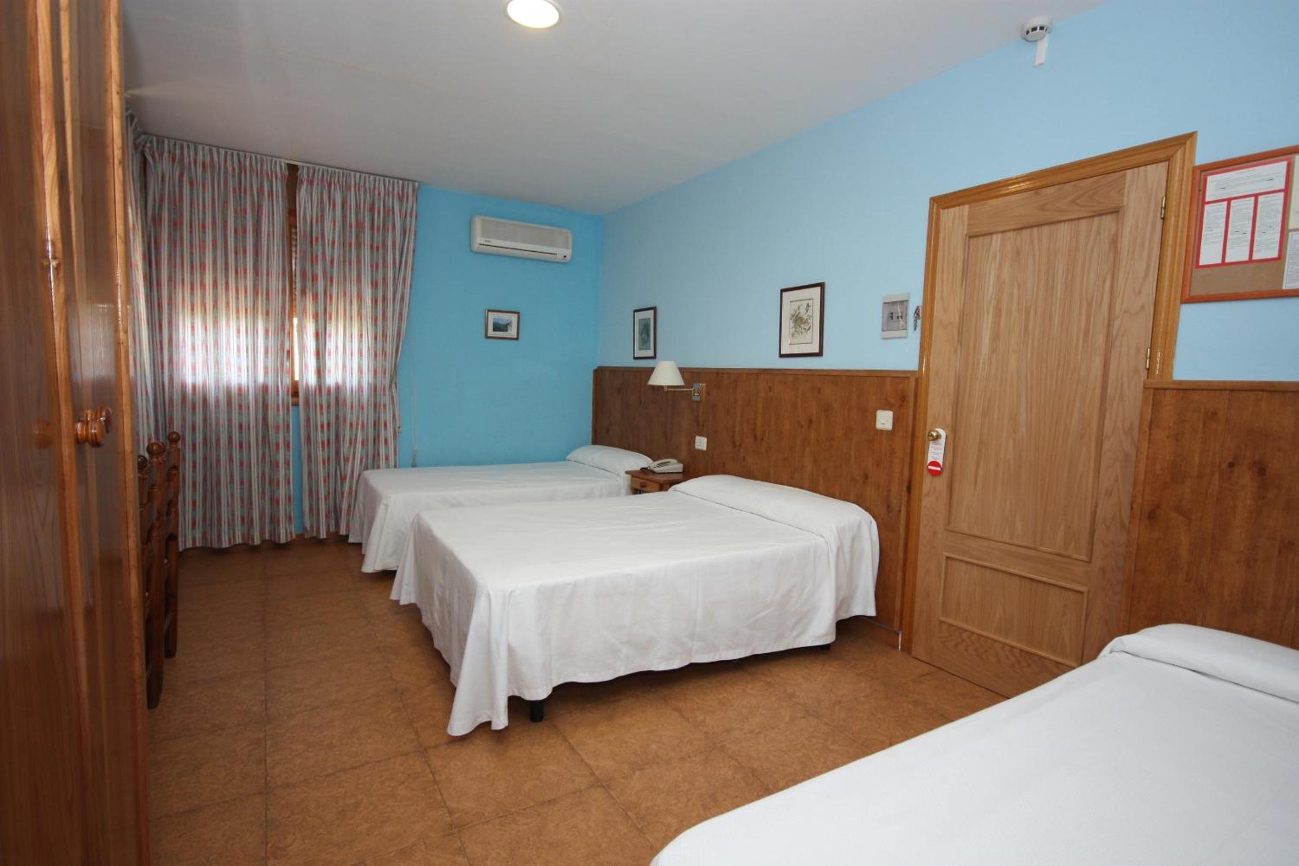 Quadruple Room (2 Adults + 2 Children) - Photo 3