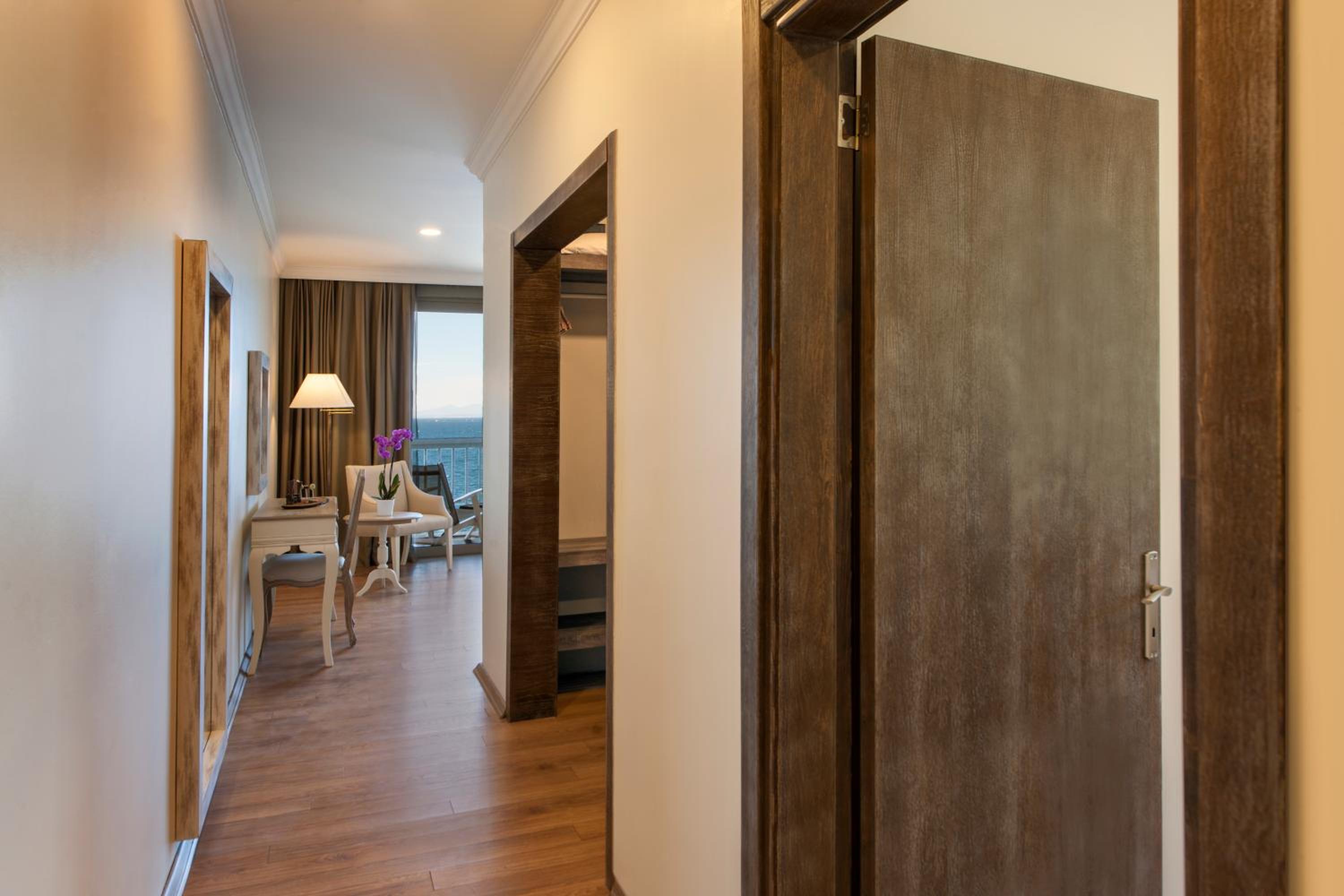 Family Room with Sea View - Photo 4