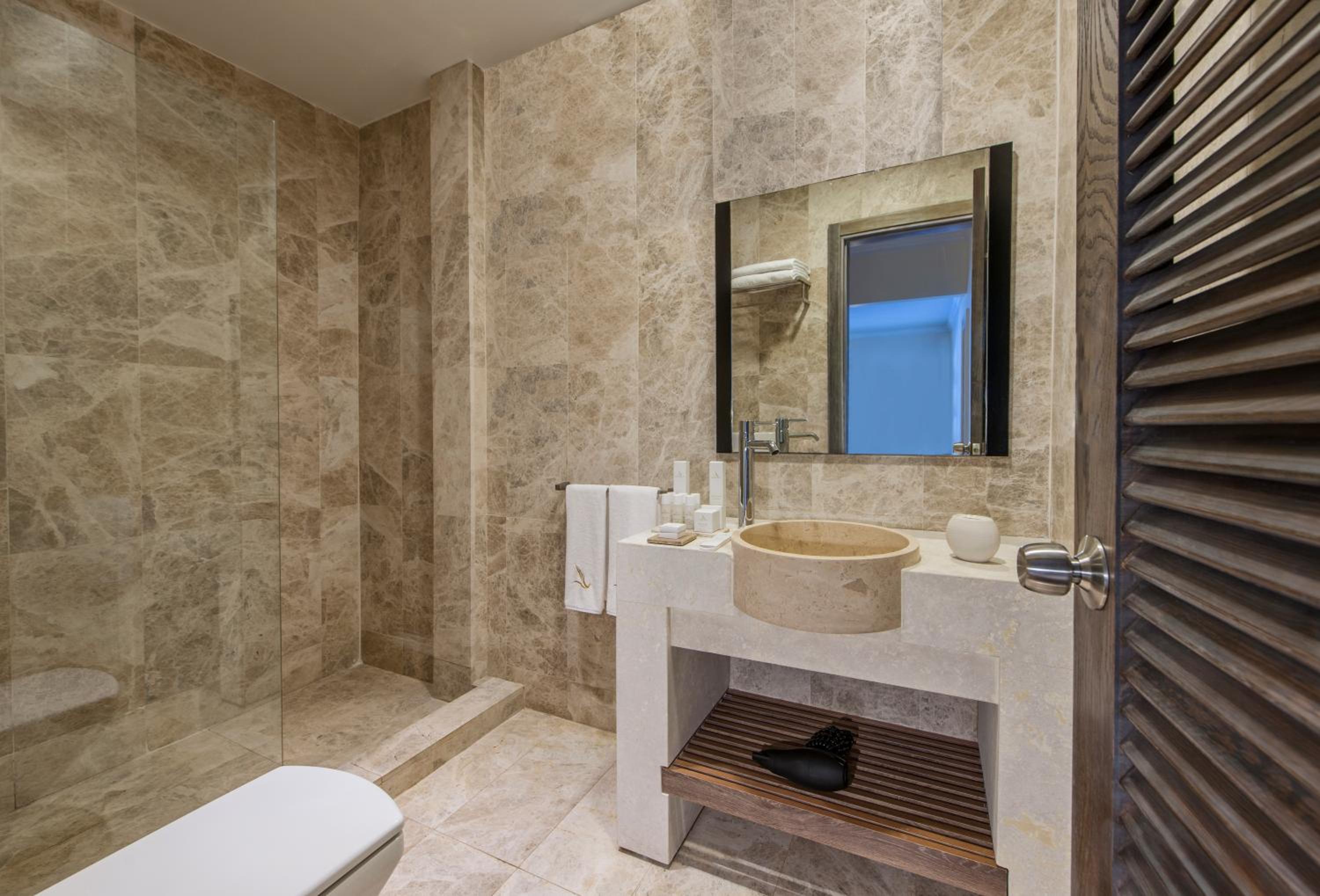 Superior One-Bedroom Suite - Photo 7