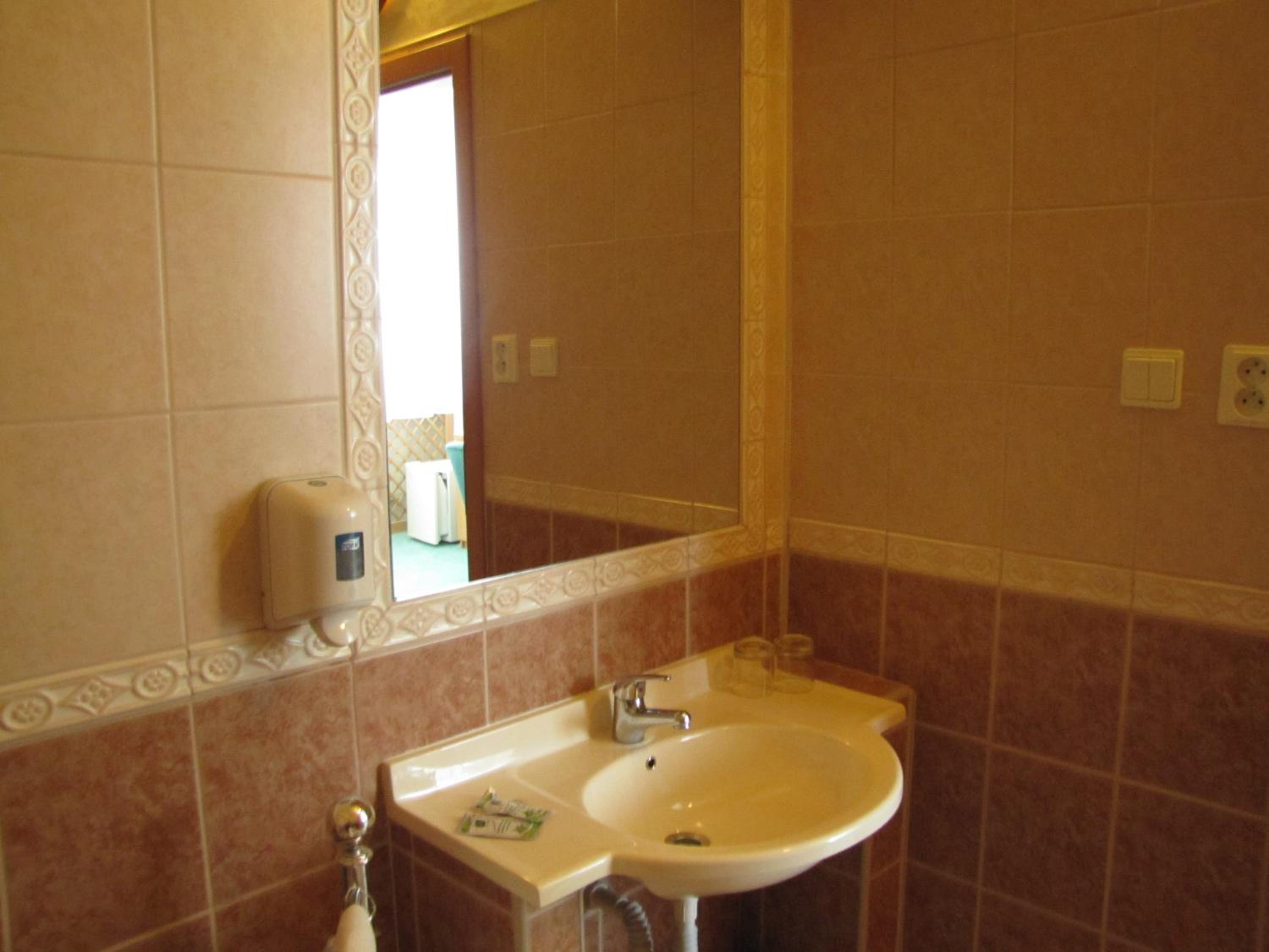Standard Twin Room - Photo 7