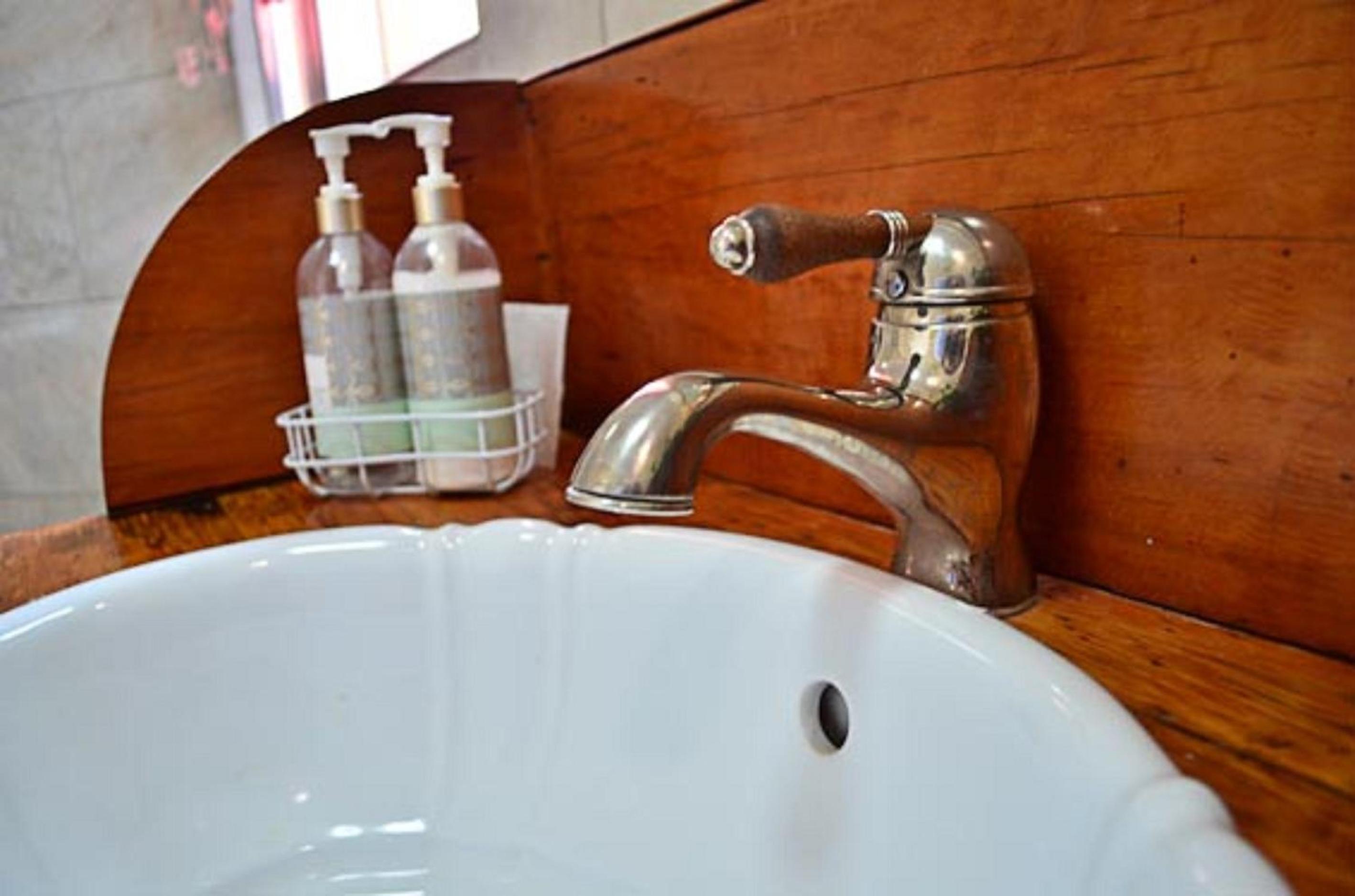 Deluxe Double Room with Bath - Photo 18