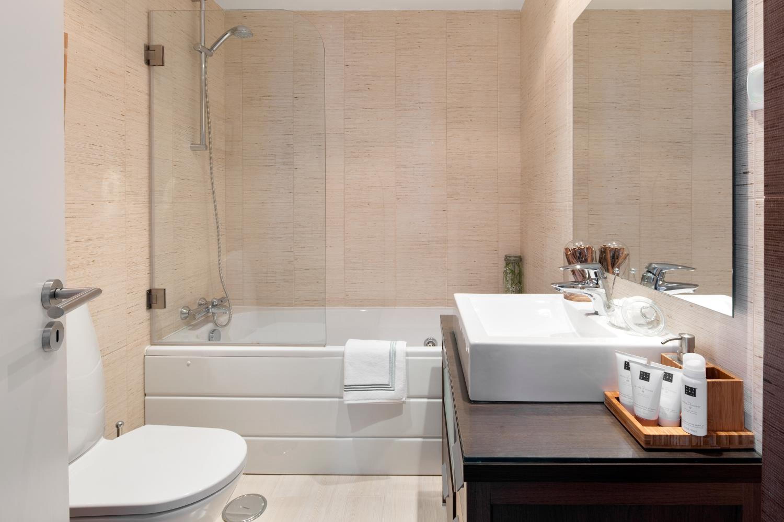 Double Room with Private External Bathroom - Photo 3