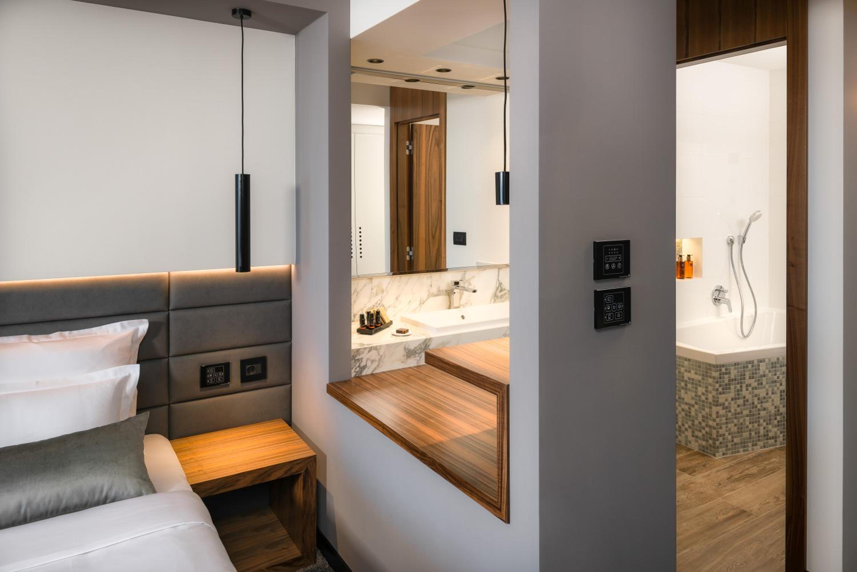 Deluxe Double Room with Side Sea View