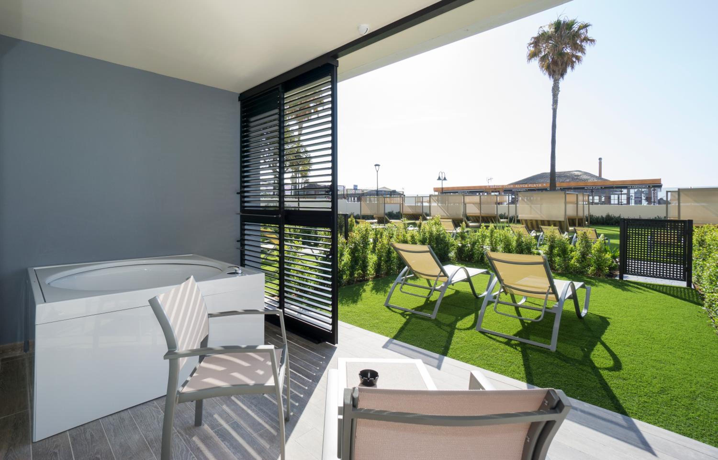 Junior Suite with Sea View (2 Adults + 2 Children) - Photo 9