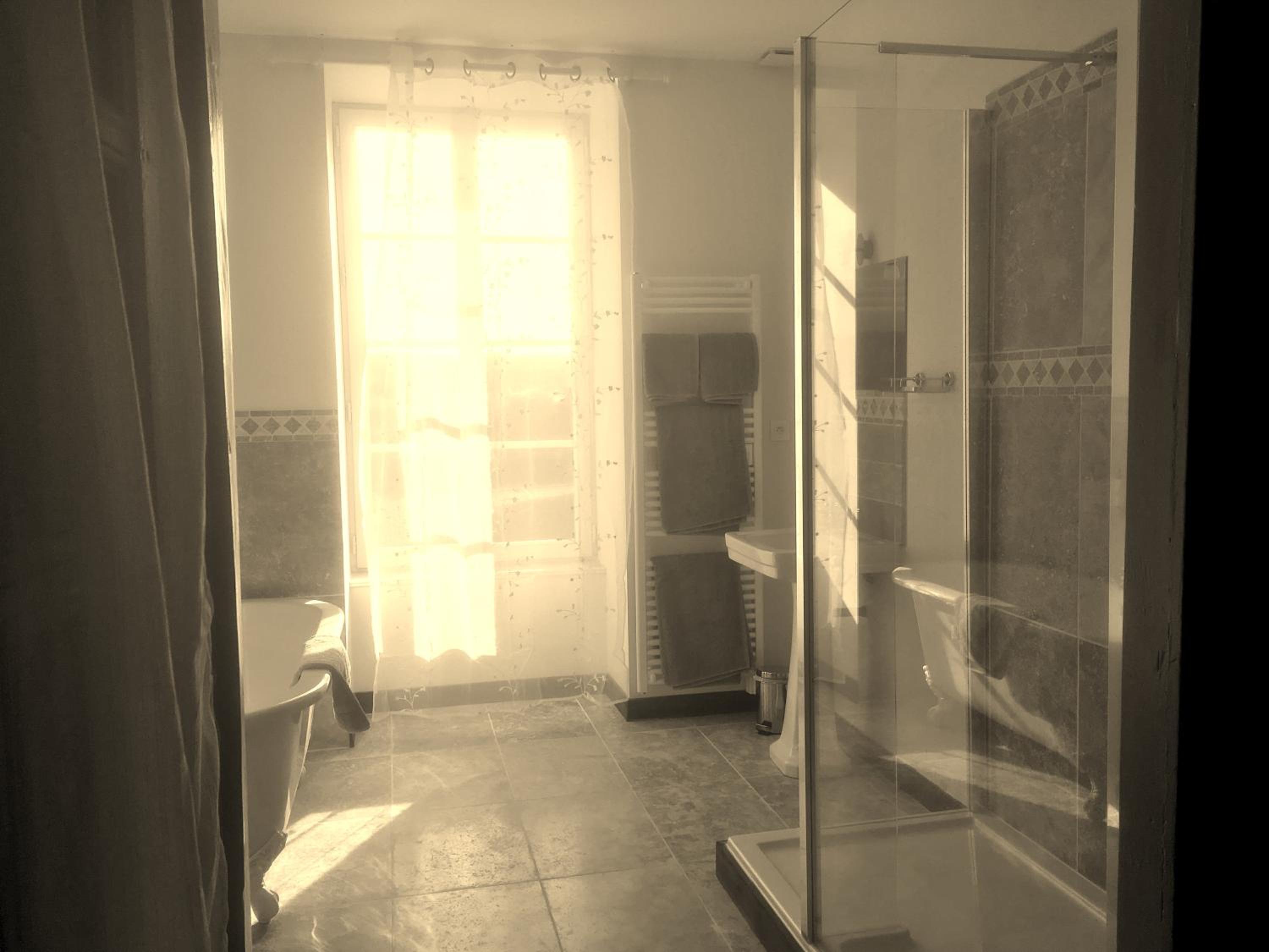 Deluxe Family Suite - Photo 6