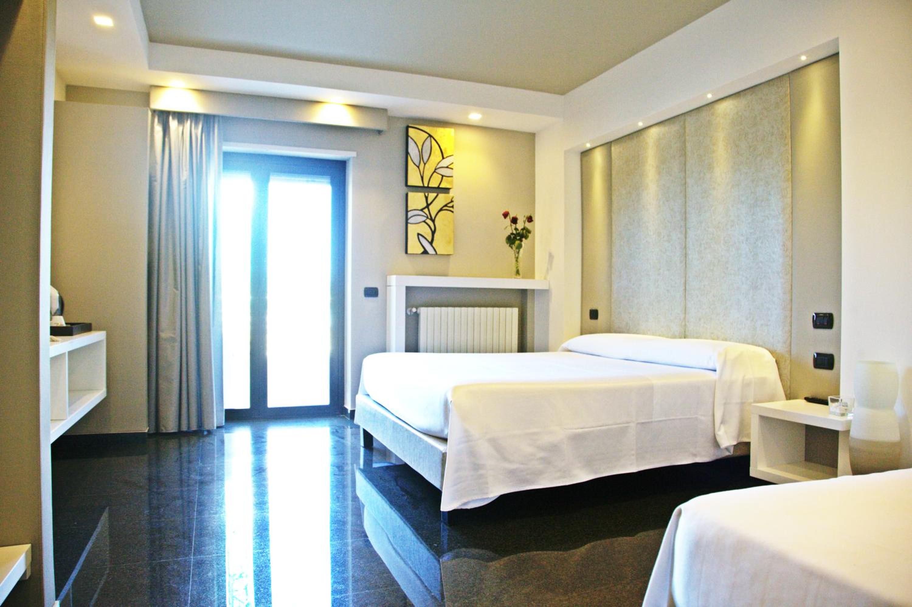Deluxe Suite with Spa Bath photo 2