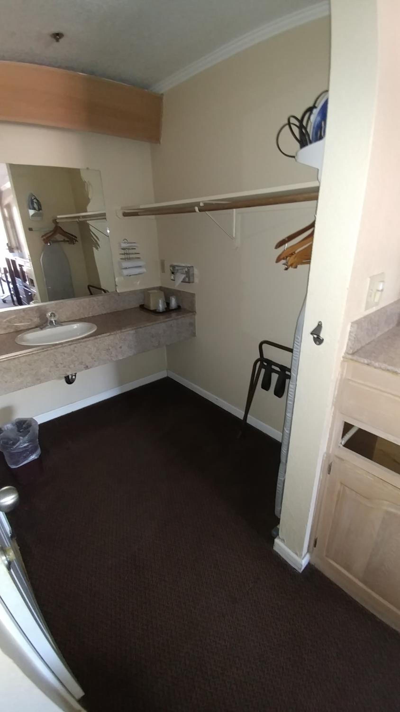 Queen Suite - Non-Smoking - Photo 1