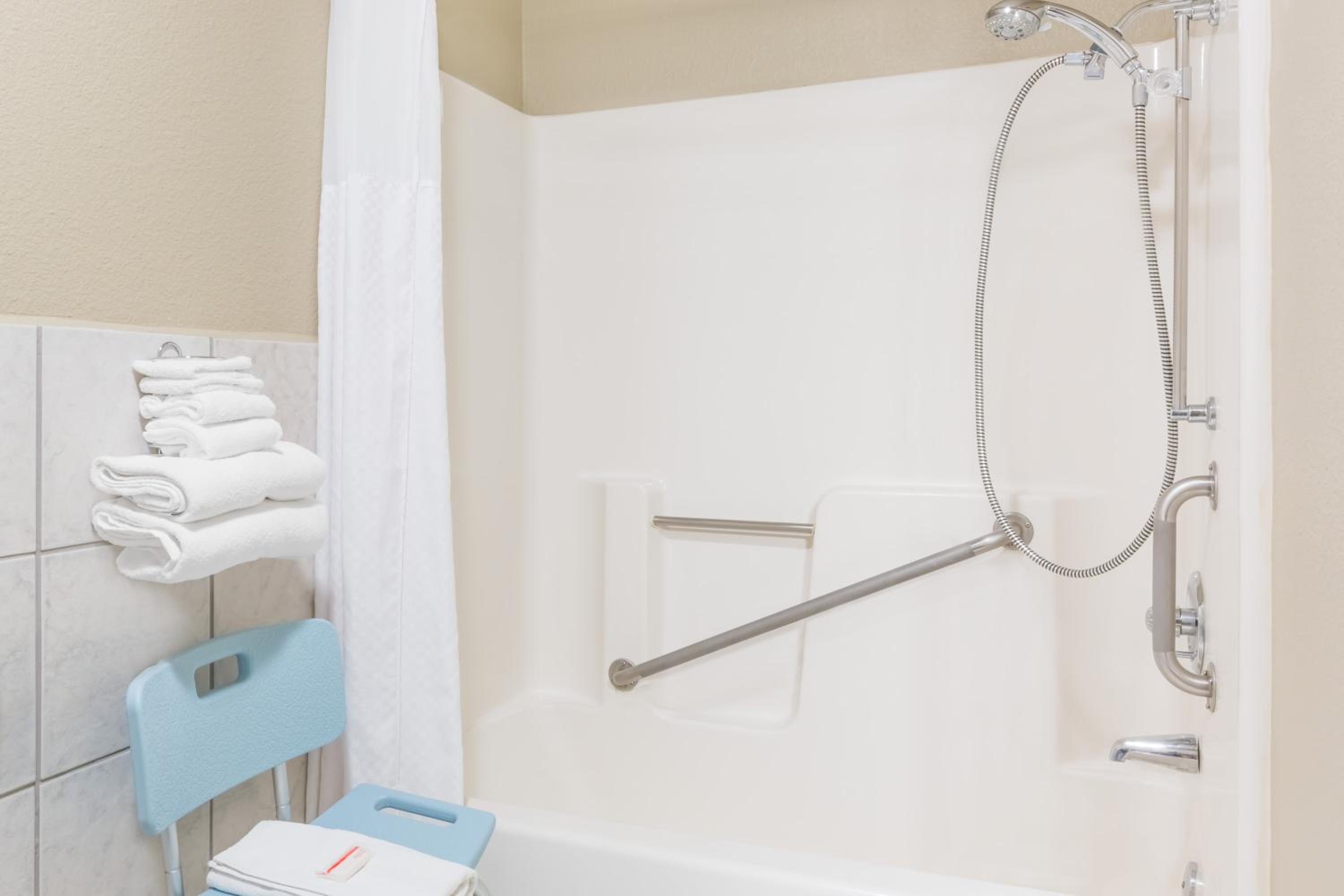 Queen Room with Mobility/Hearing Access - Non-Smoking - Photo 3