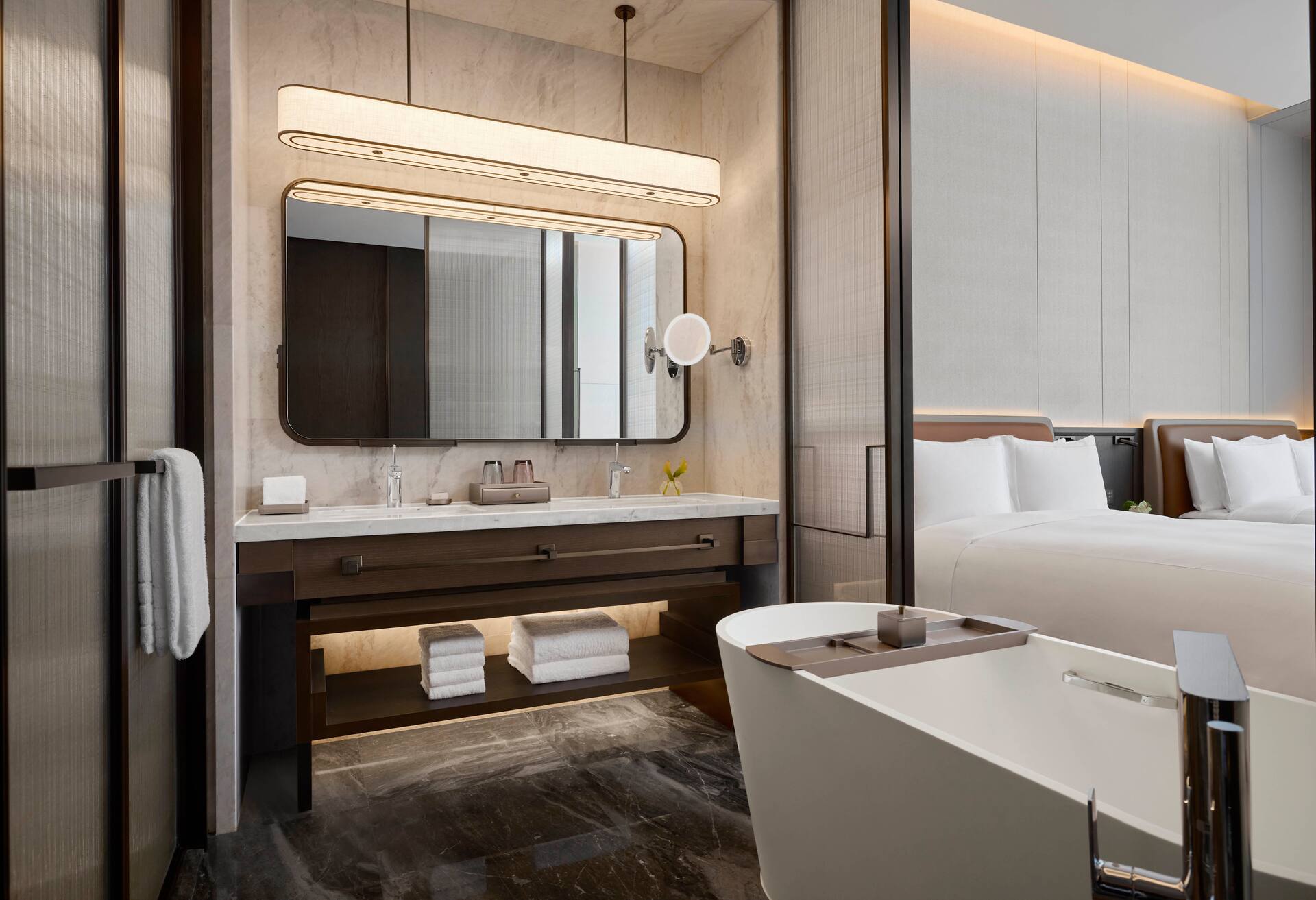 Twin Deluxe Room City View thumbnail 6