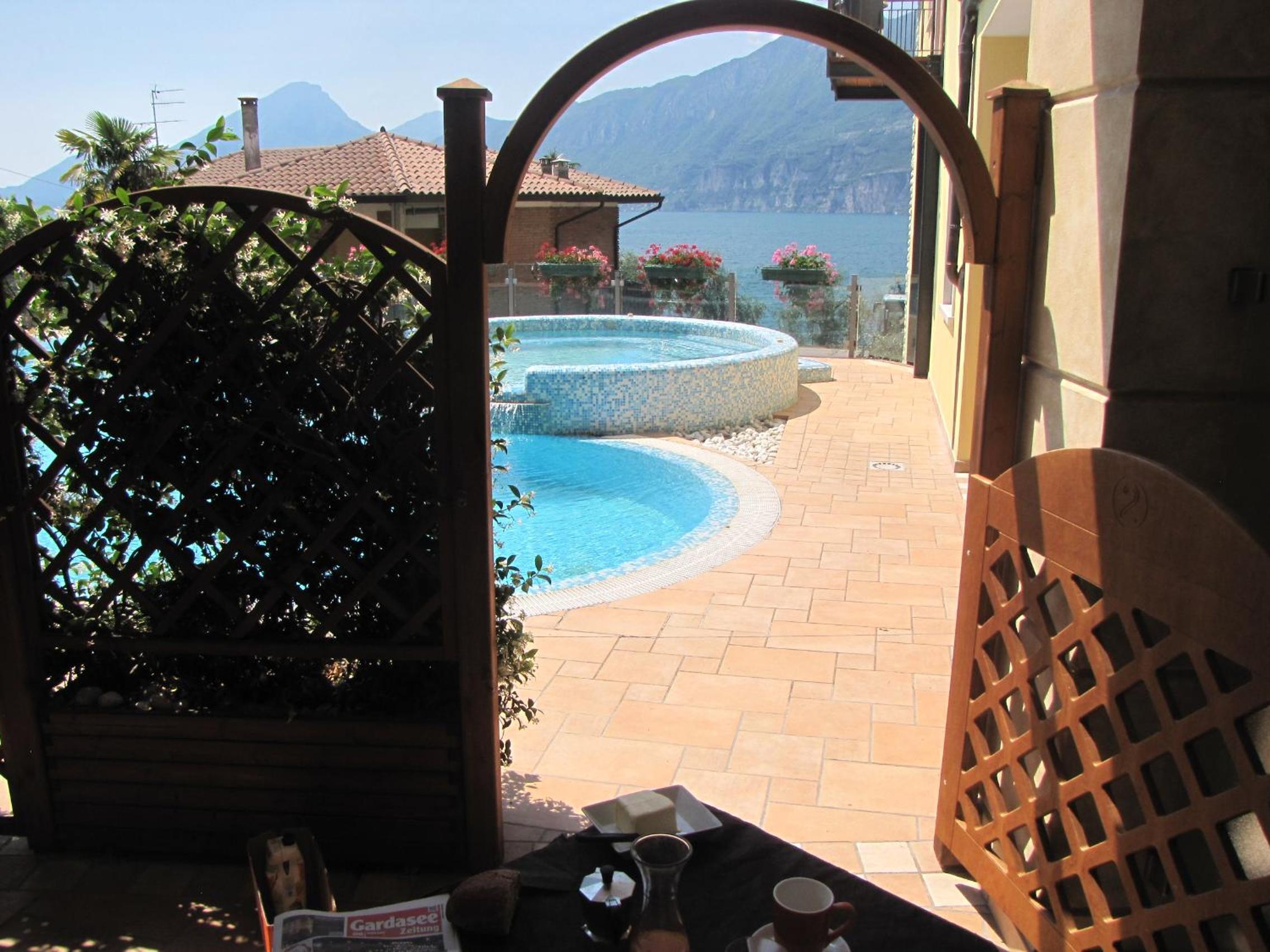 One-Bedroom Apartment with Pool View photo 2