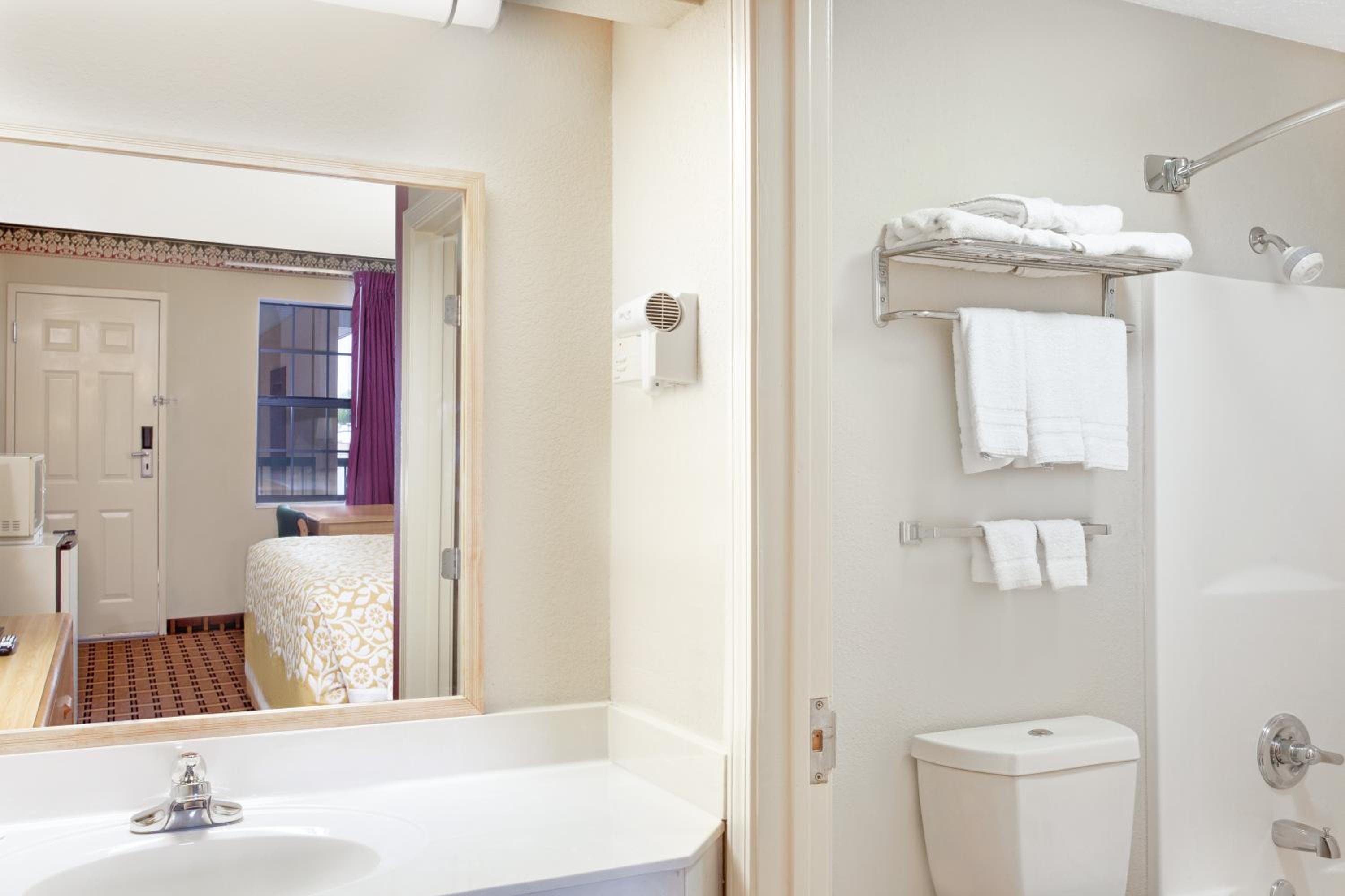 Double Room with Two Double Beds - Smoking photo 2