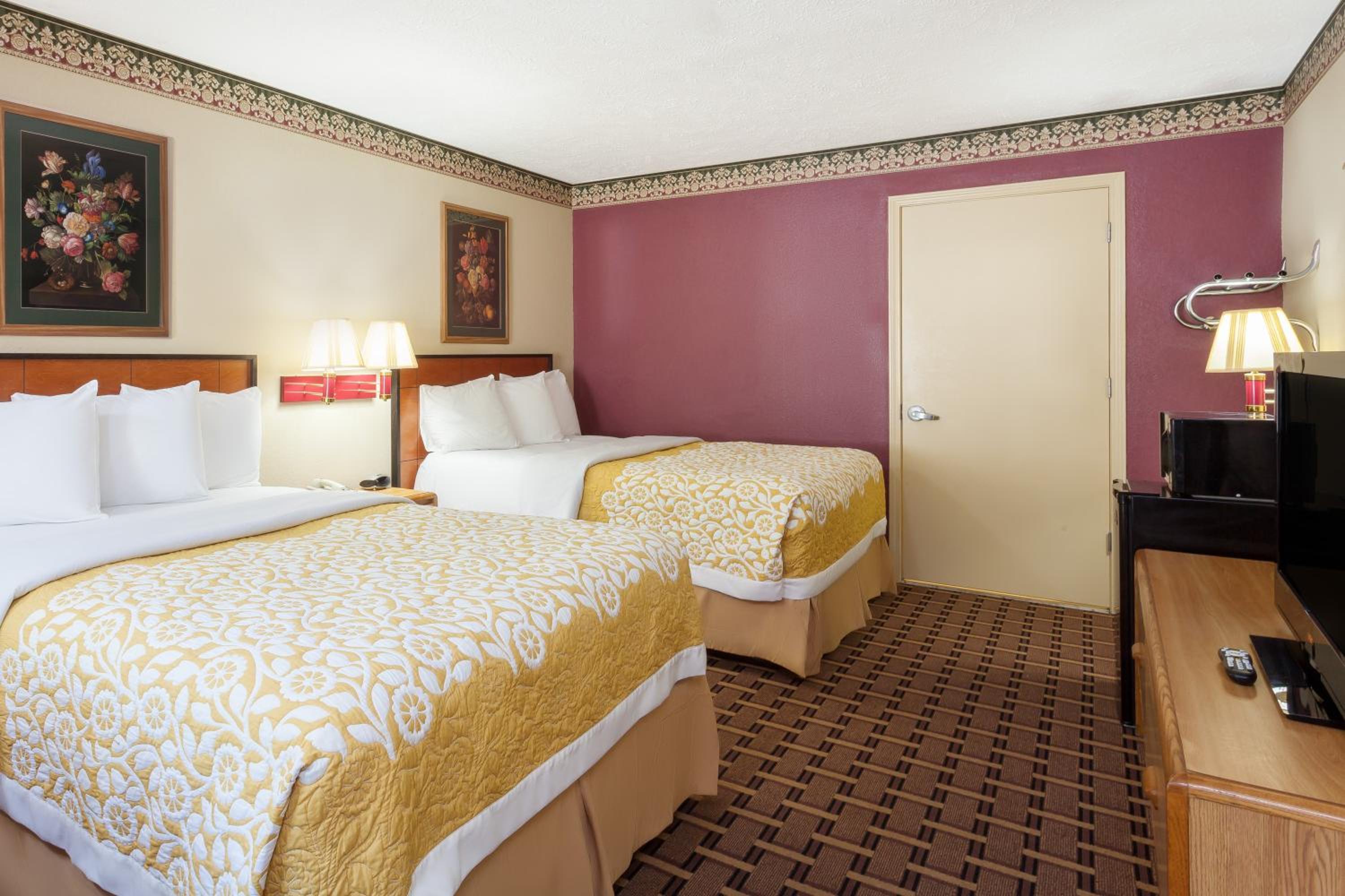 Double Room with Two Double Beds - Smoking photo 1
