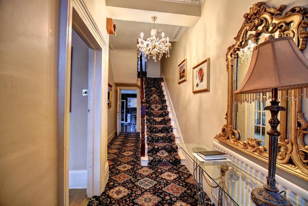 Three-Bedroom House - Photo 2