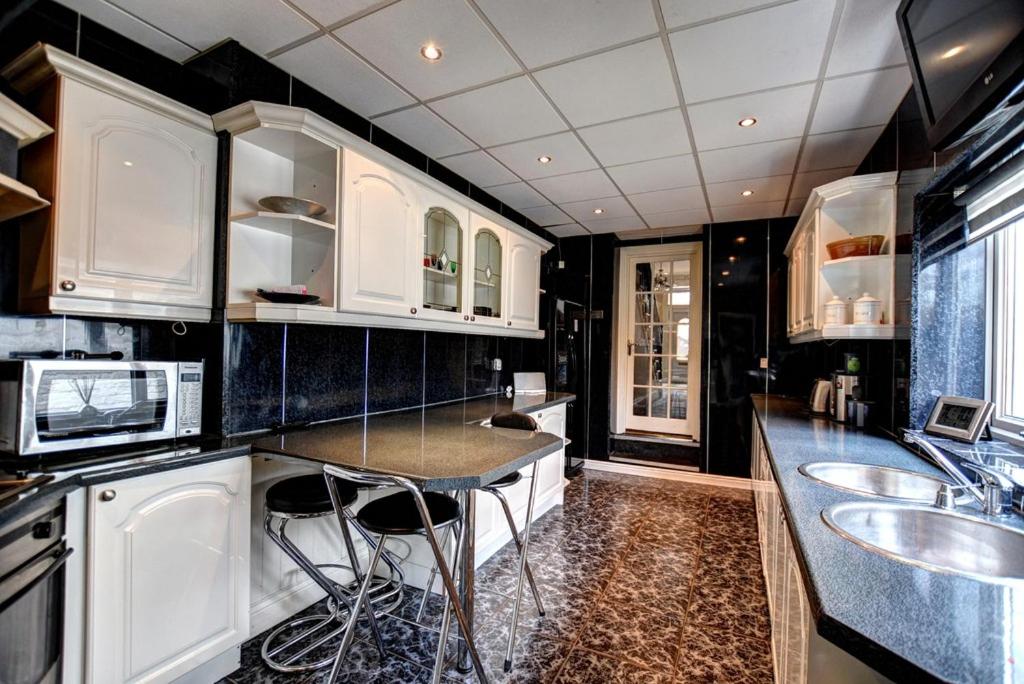 Three-Bedroom House - Photo 4