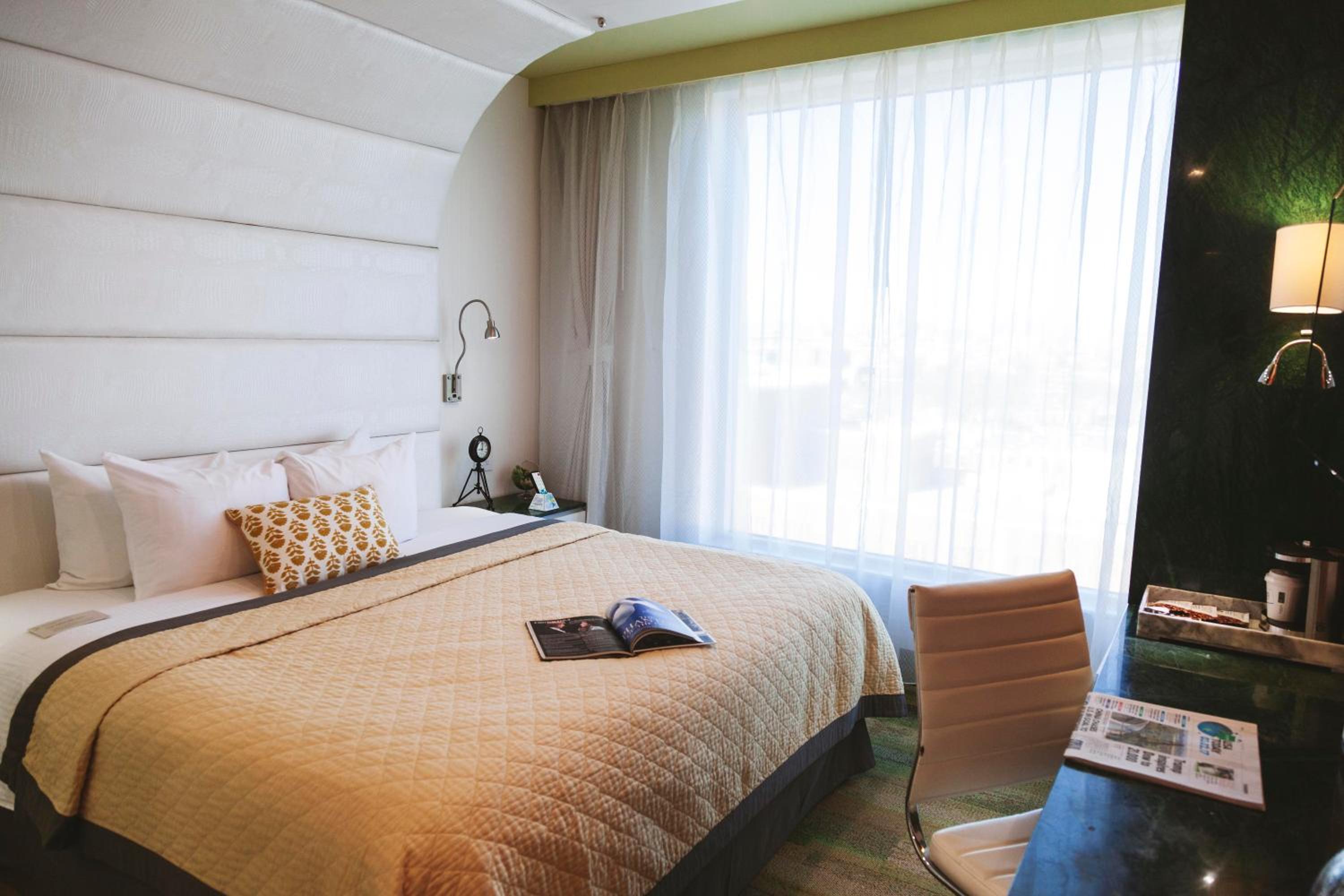 Premium King Room with Roll-in Shower - Mobility/Hearing Accessible - Non-Smoking photo 3