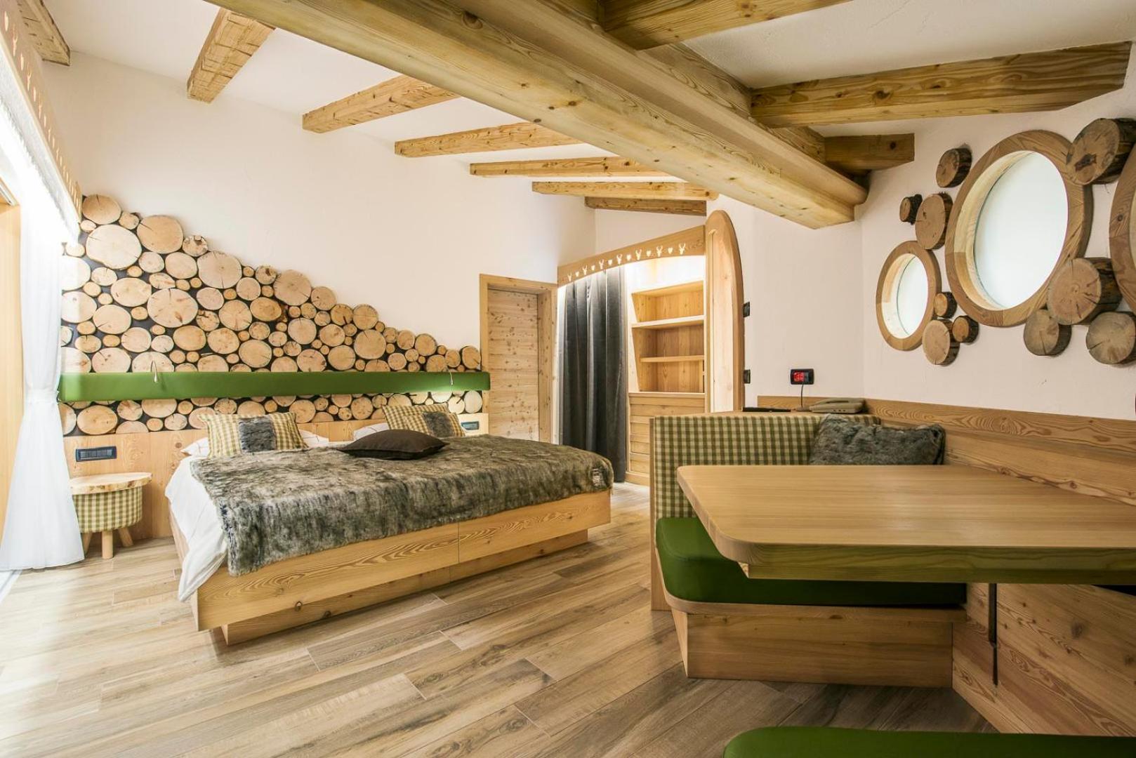 Suite with Hot Tub - Photo 14