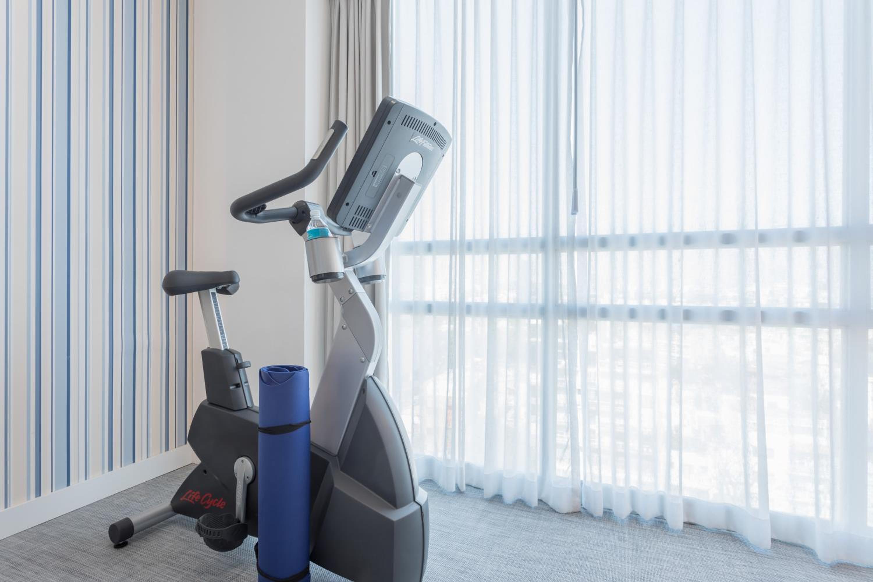 1 Queen Bed, Fitness Room, Non-Smoking photo 3