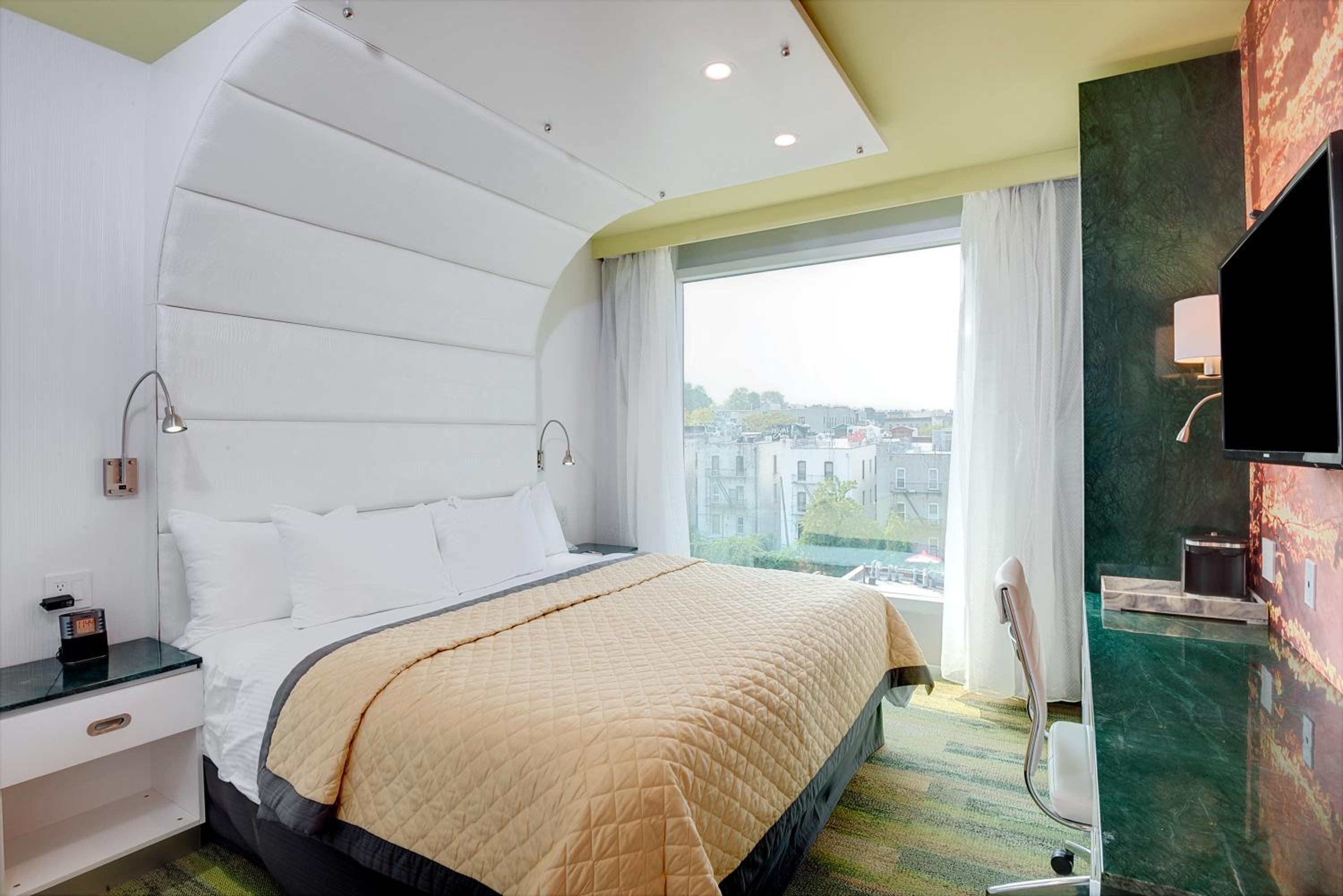 Deluxe King Room with Roll-In Shower - Mobility/Hearing Accessible - Non-Smoking photo 3