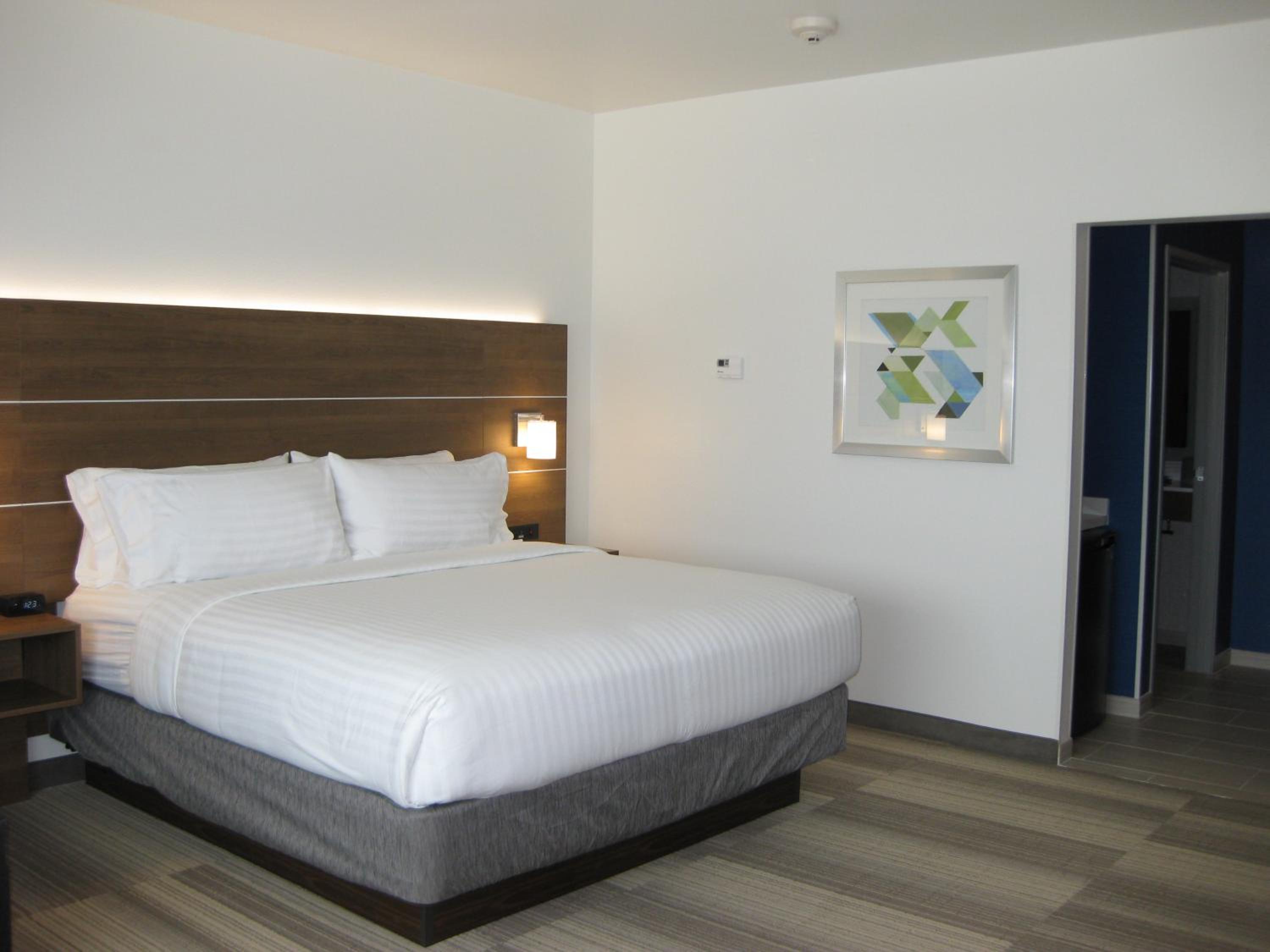 Deluxe King Room - Hearing Accessible  photo 3
