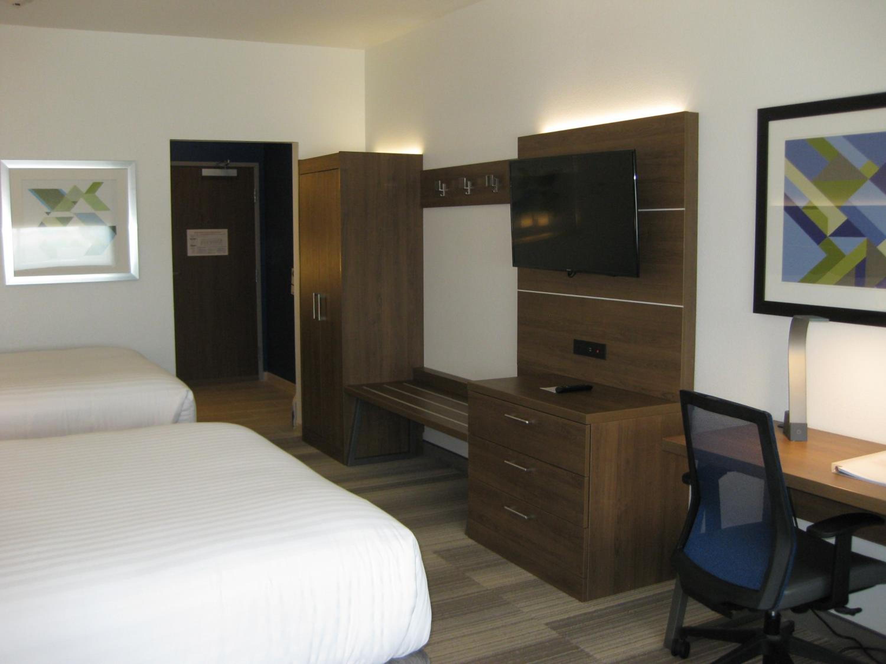 Standard King Room with Roll-In Shower - Communications Access photo 3