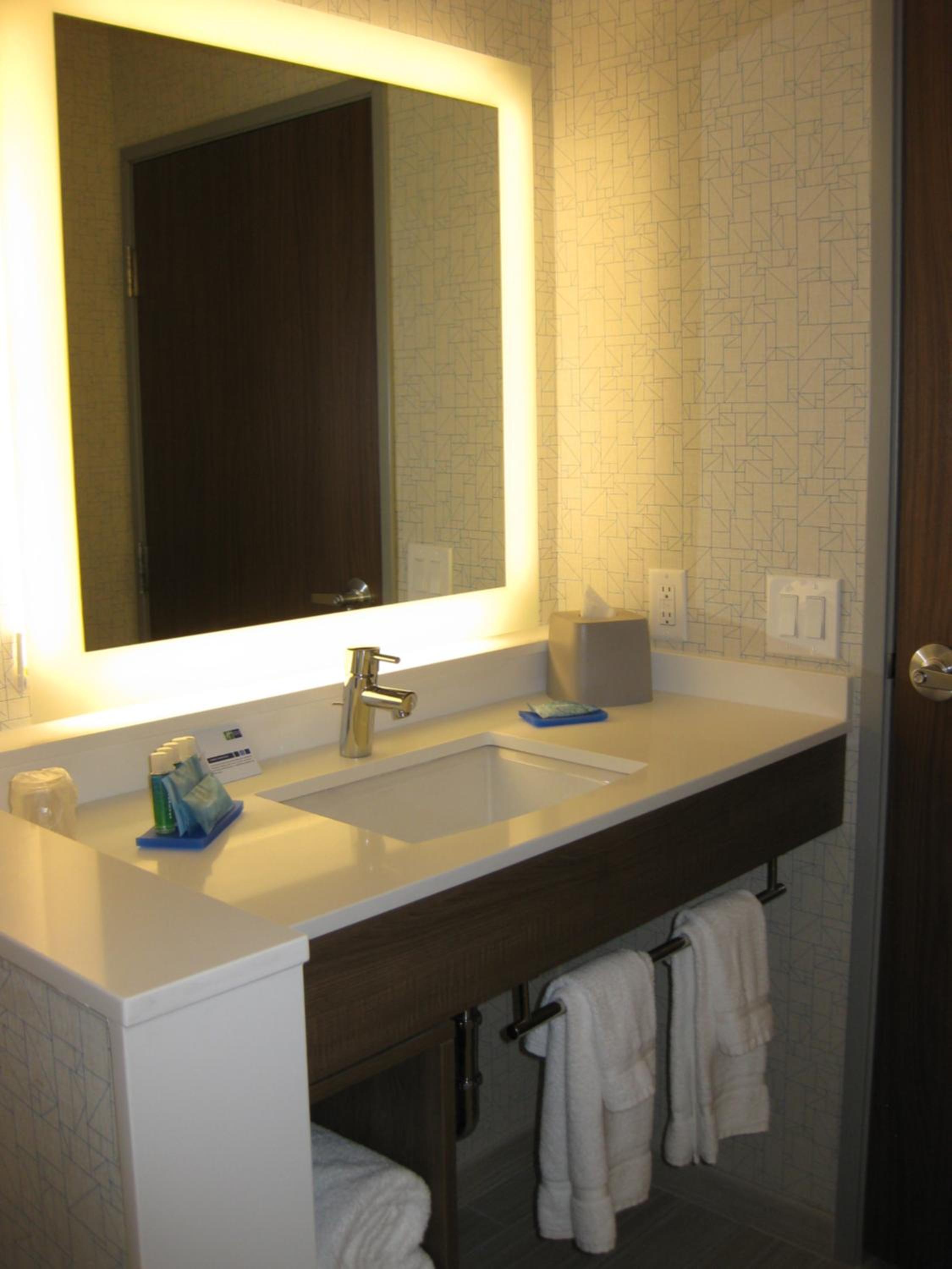 Queen Suite with Two Queen Beds photo 2