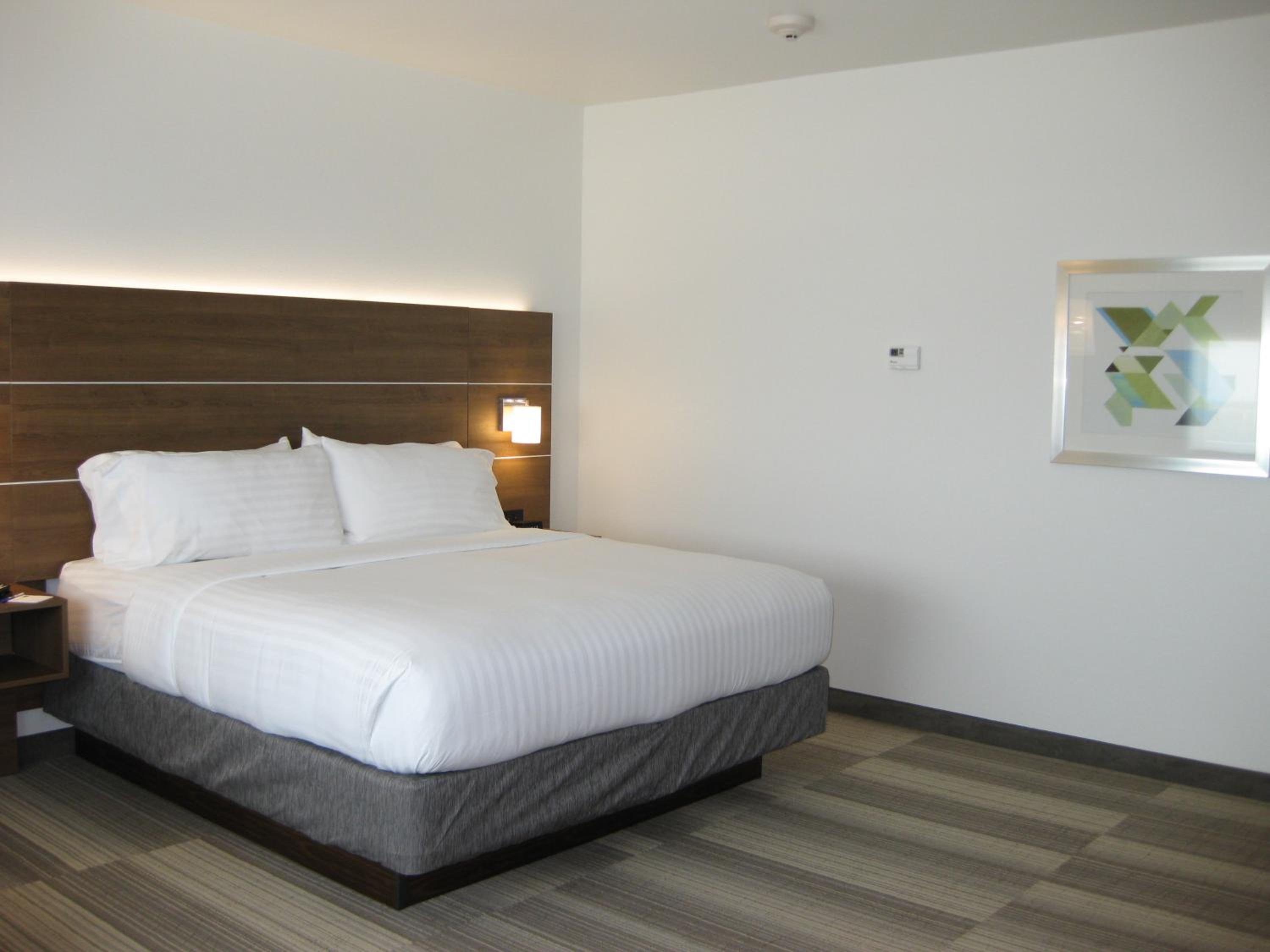King Suite with Accessible Tub - Disability Access photo 3