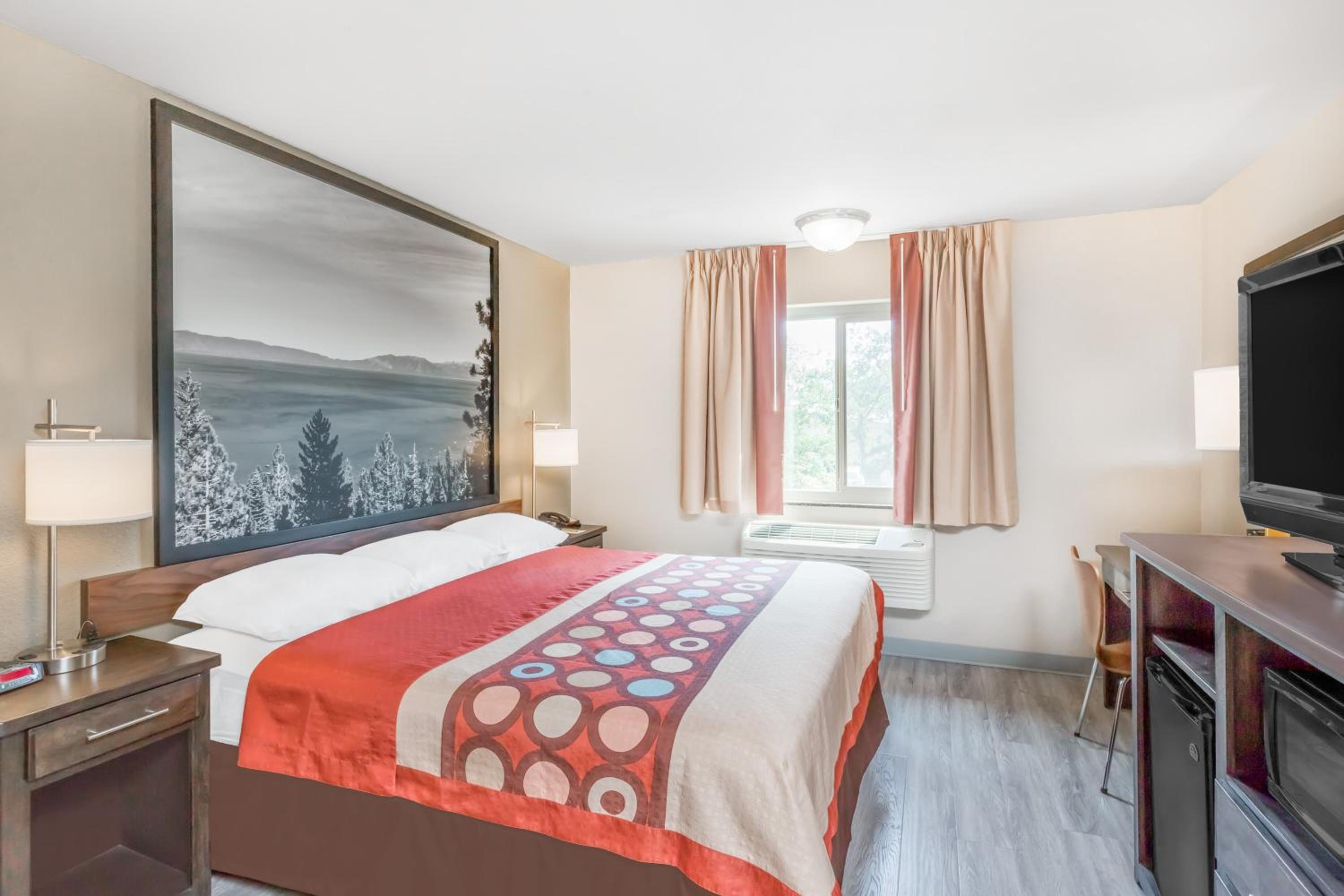 1 King Bed, Dog Friendly, Non-Smoking - Photo 2