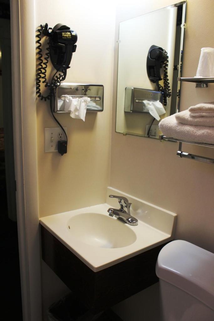 Queen Room photo 2