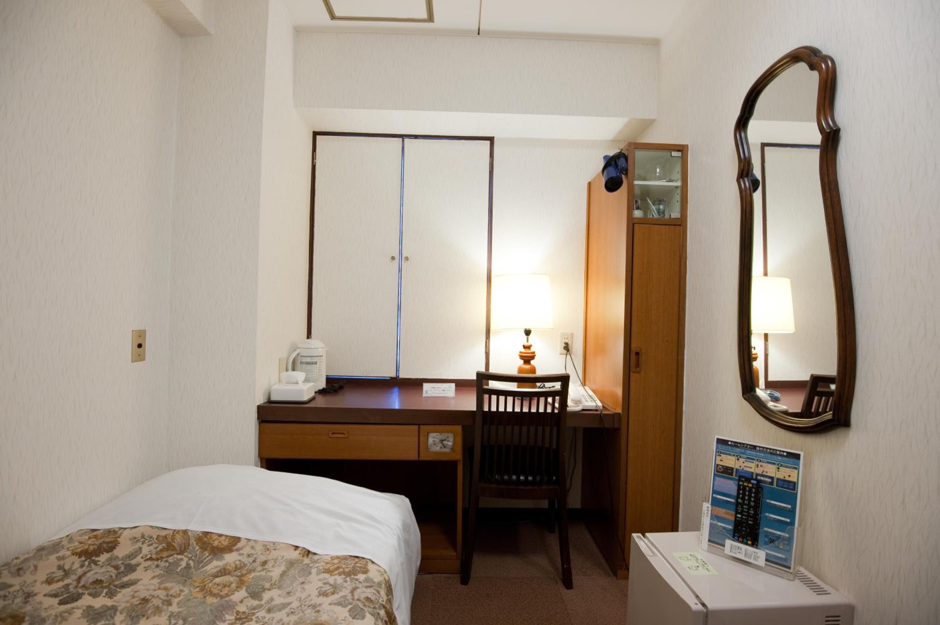 Single Room With Bathroom - Smoking photo 2