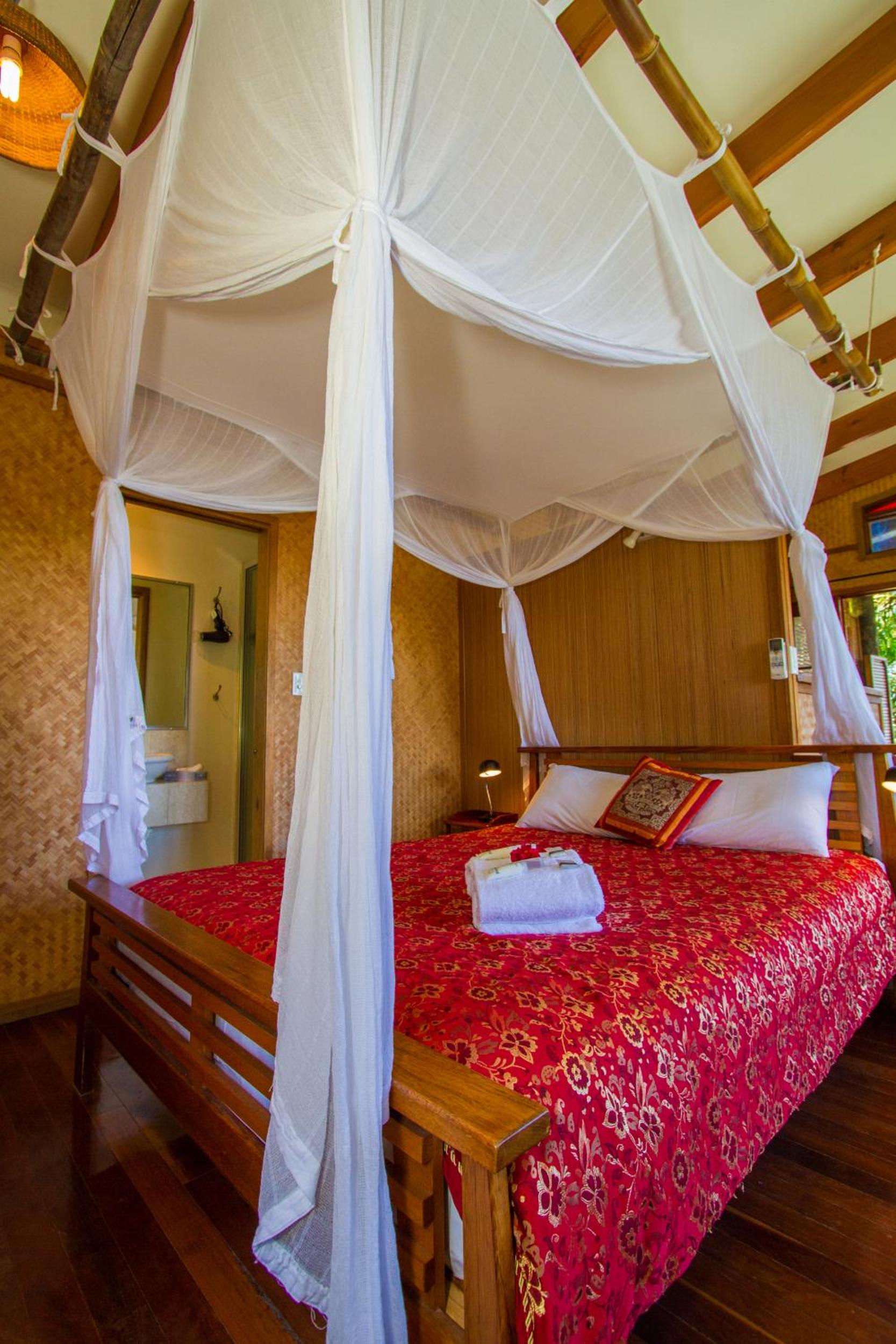 Bungalow with Ocean View - Tree House photo 3