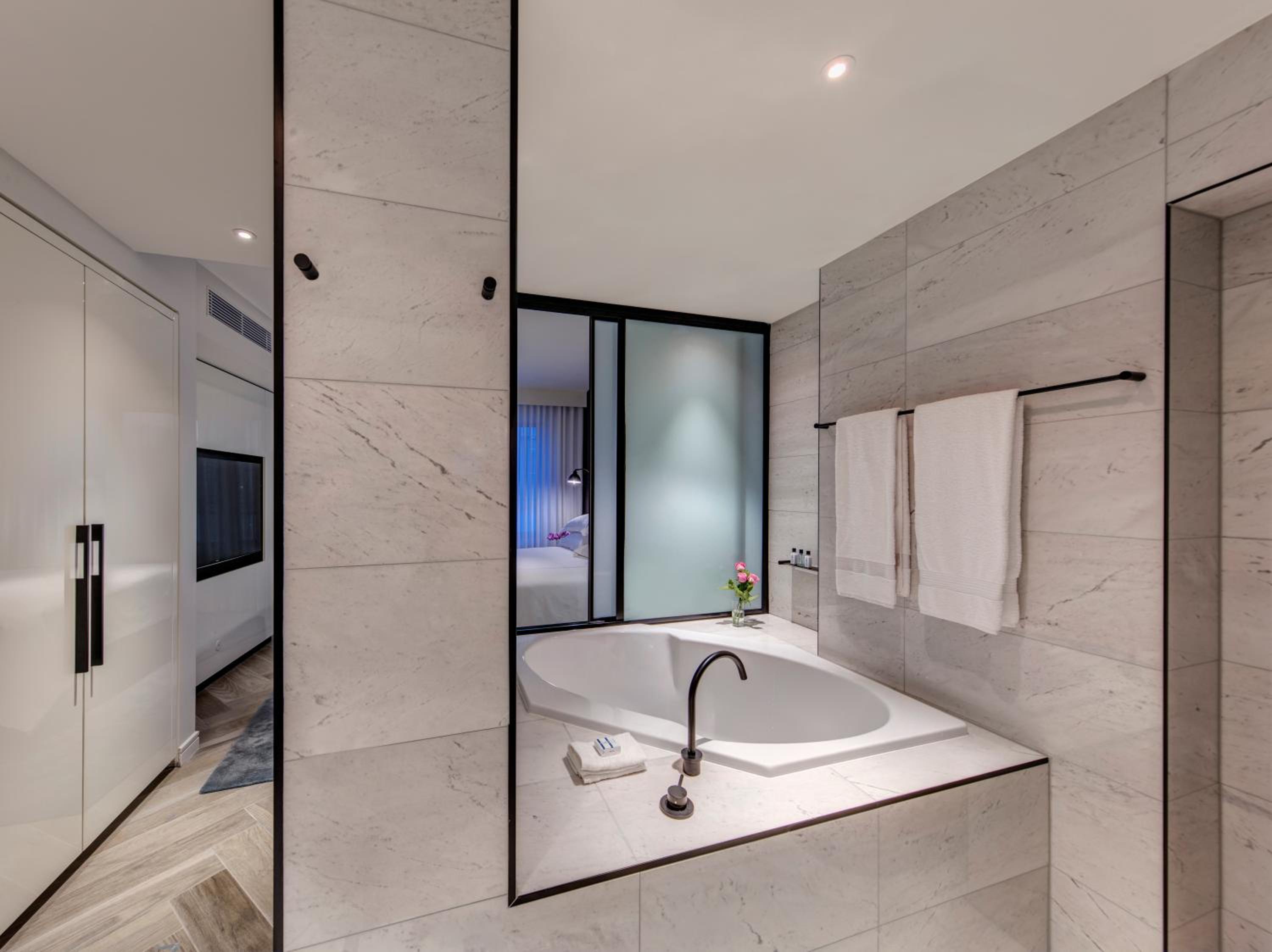 One-Bedroom Suite with Harbor View thumbnail 5