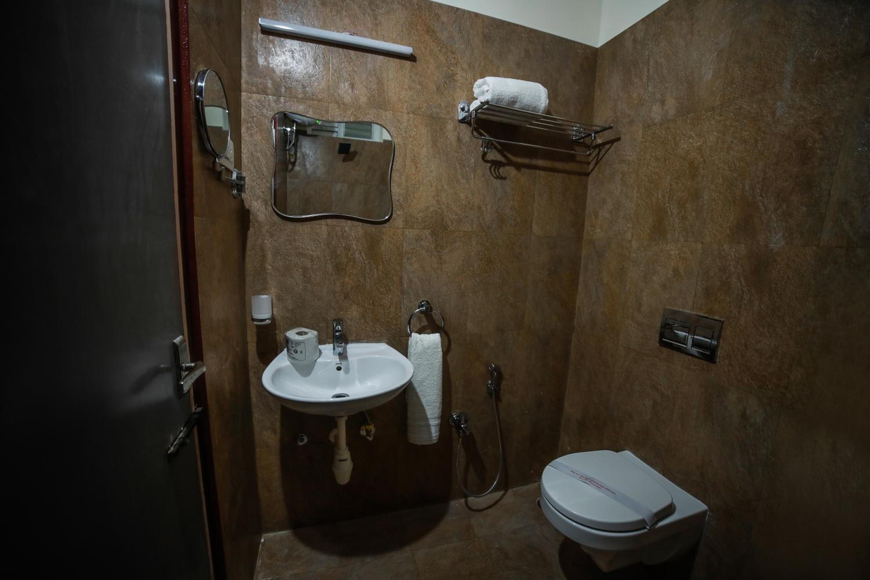 Deluxe Queen Room - Photo 3