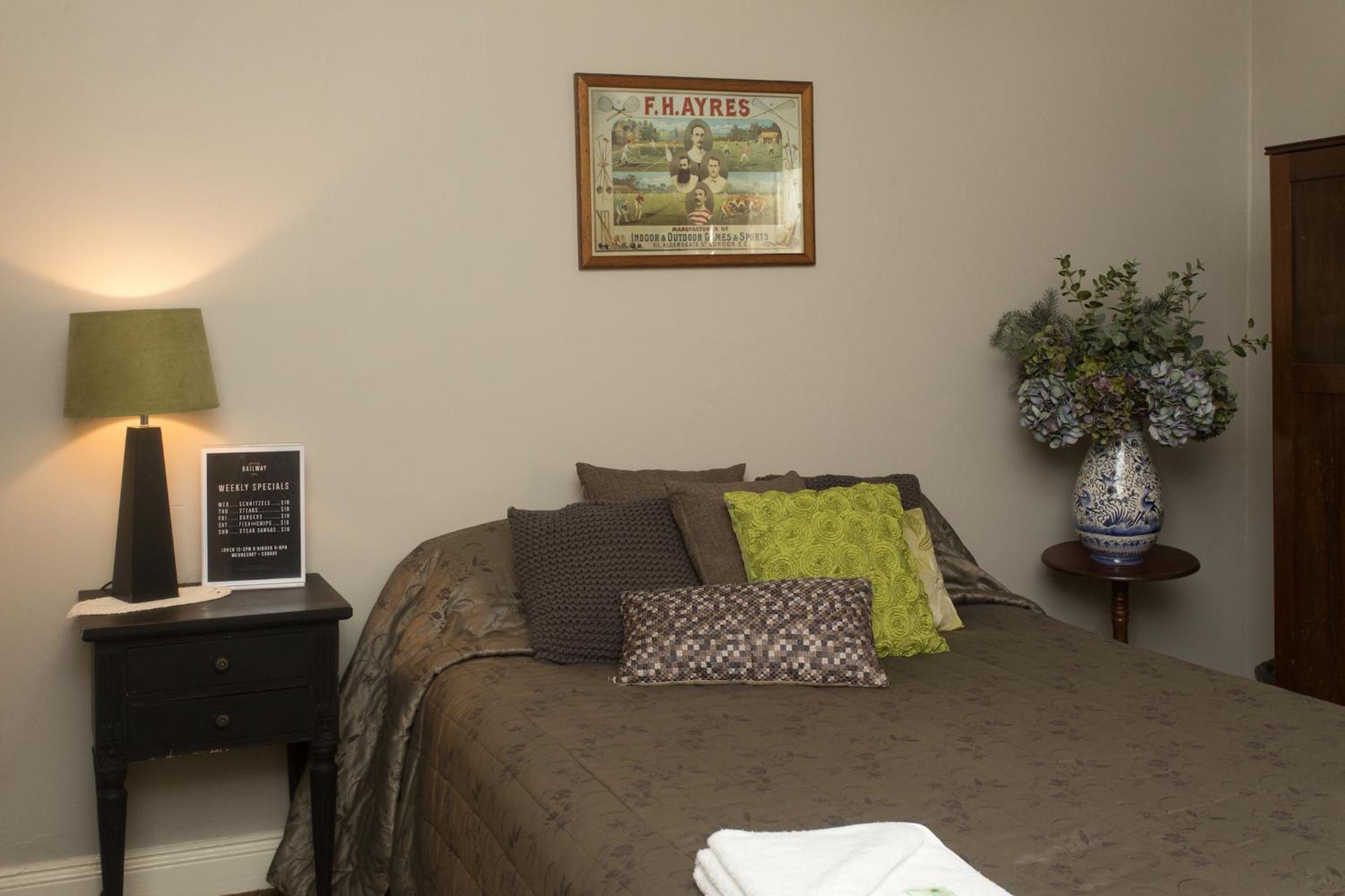 Queen Room with Shared Bathroom photo 2
