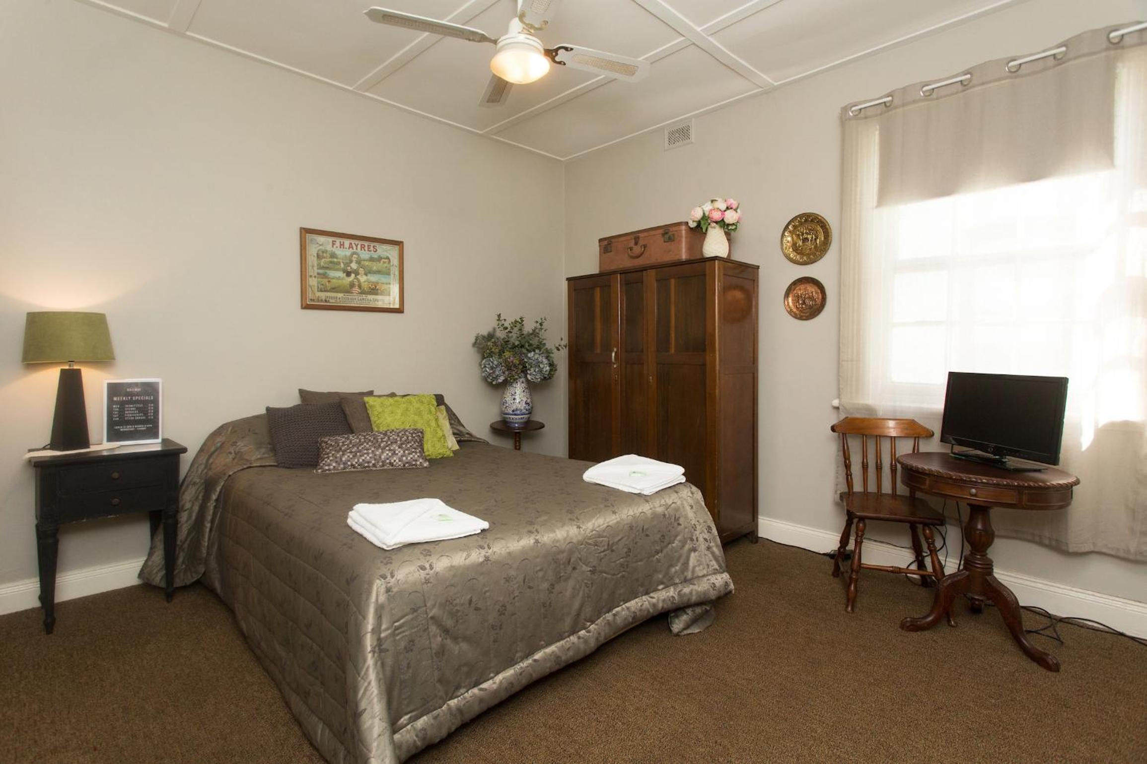 Queen Room with Shared Bathroom photo 1
