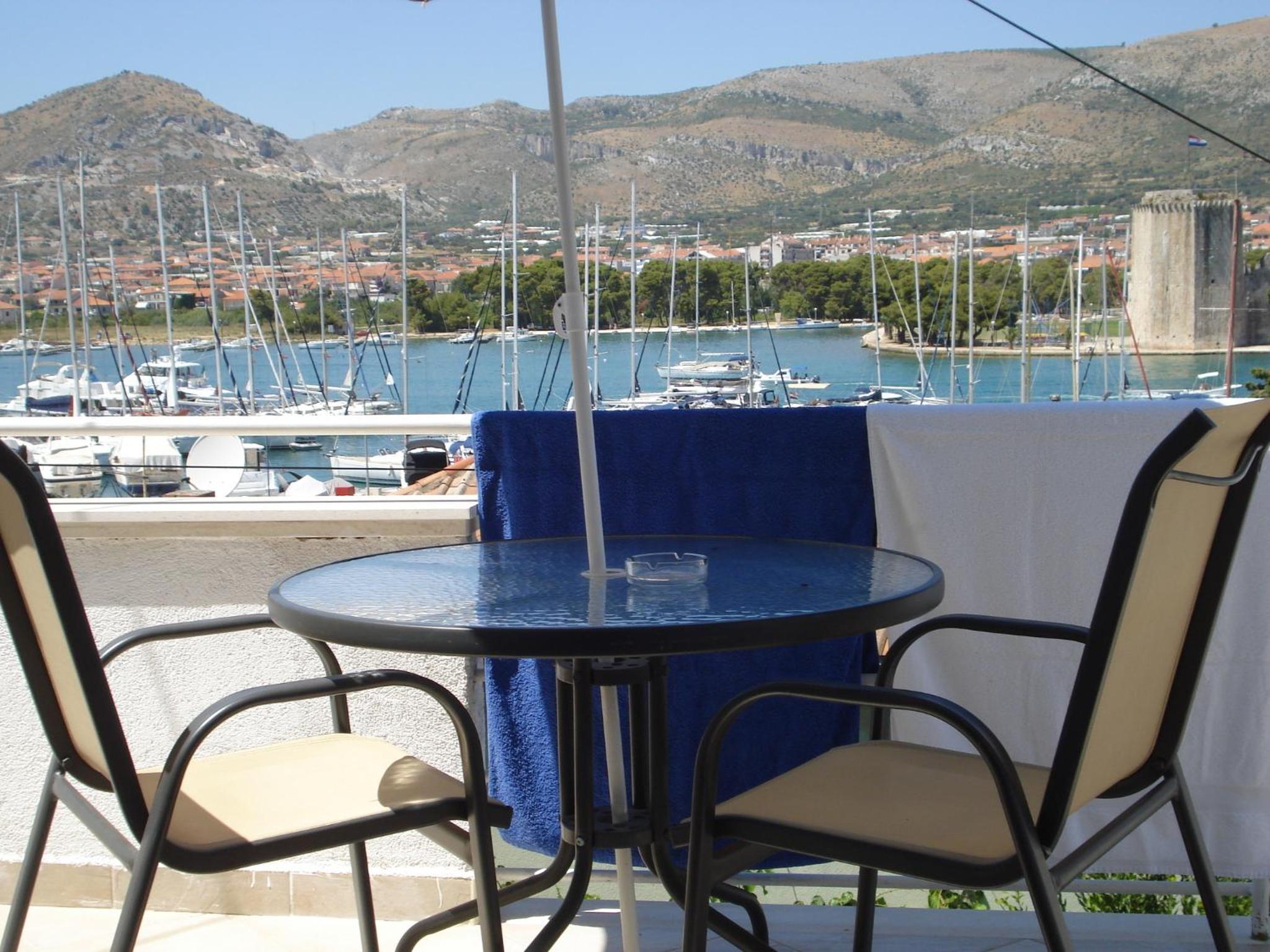 Apartment with Terrace and Sea View - Photo 3