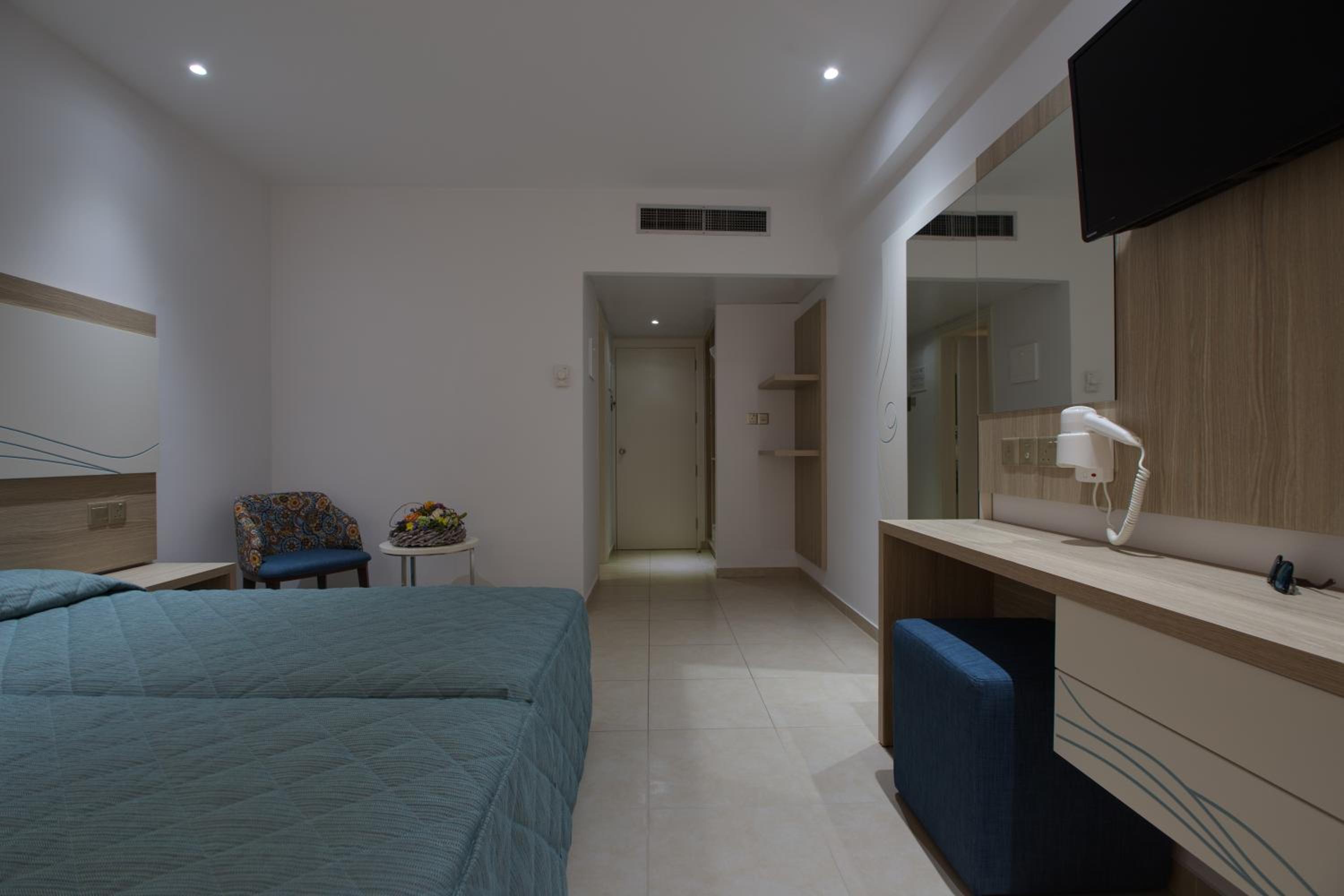 Superior Twin Room with Partial Sea View photo 2