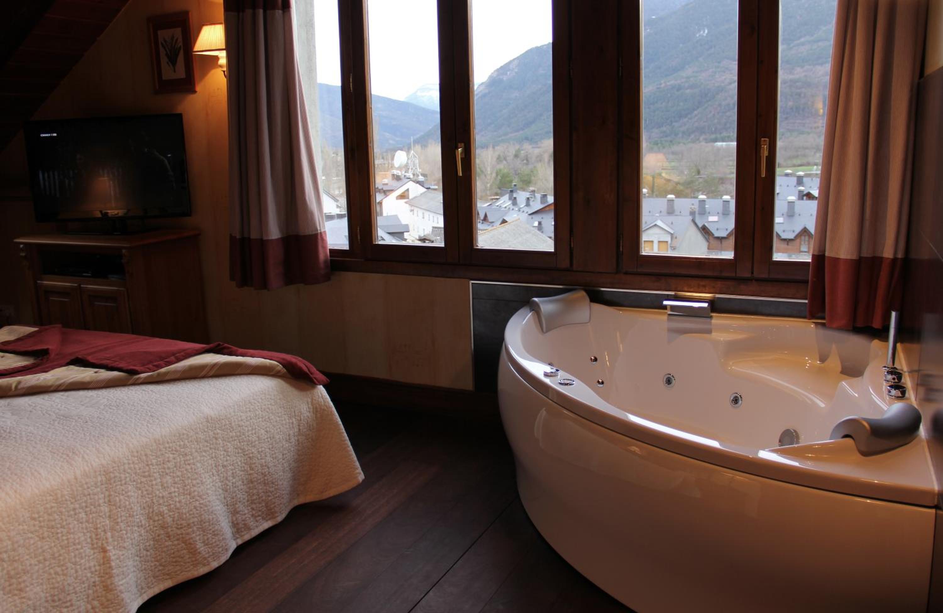 Junior Suite with Spa Bath - Photo 18