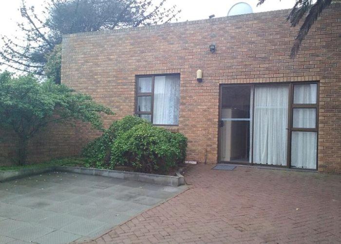 Five-Bedroom House photo 2