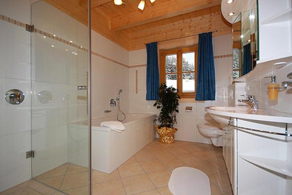 Six-Bedroom House photo 2
