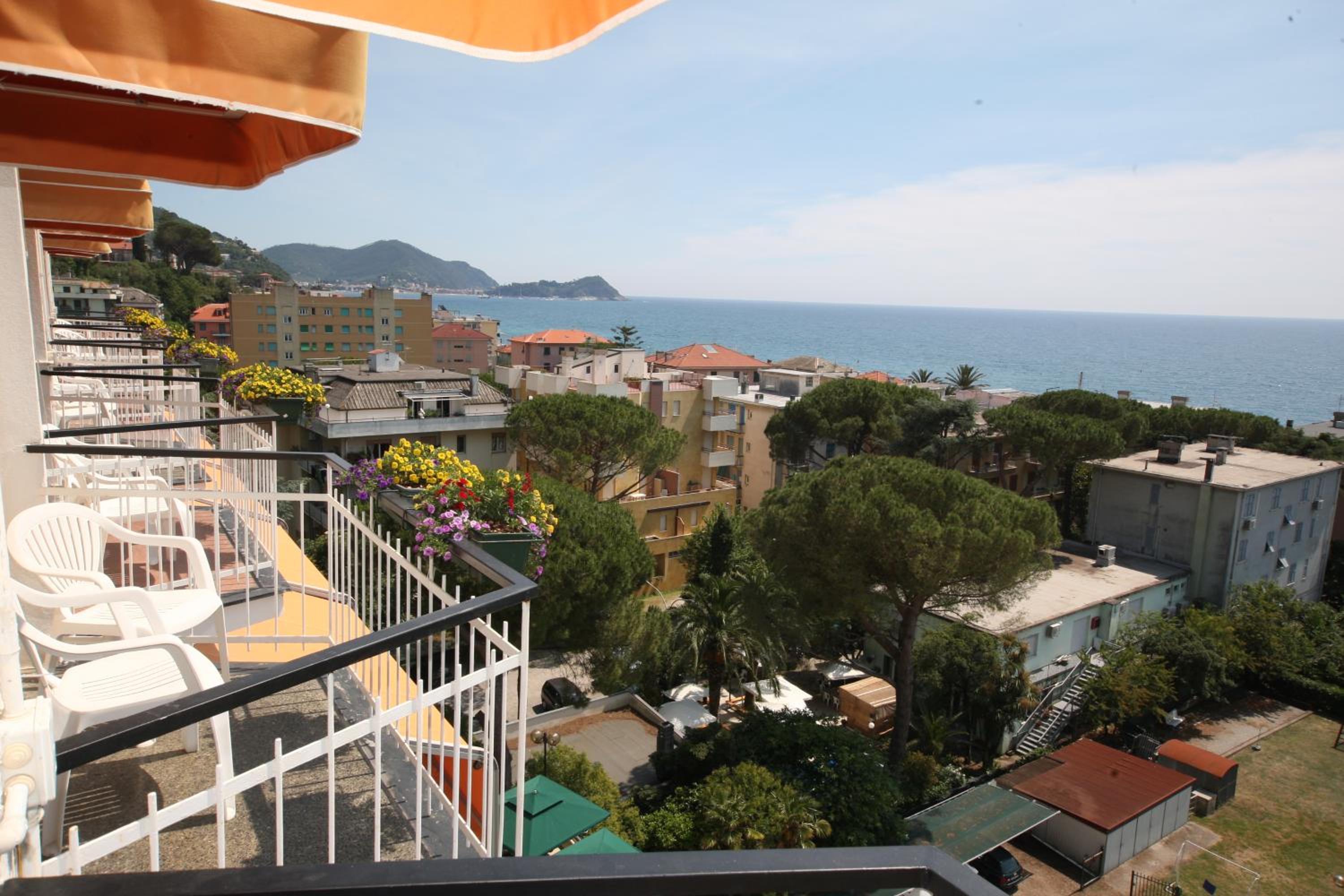 Double or Twin Room with Balcony and Sea View photo 3