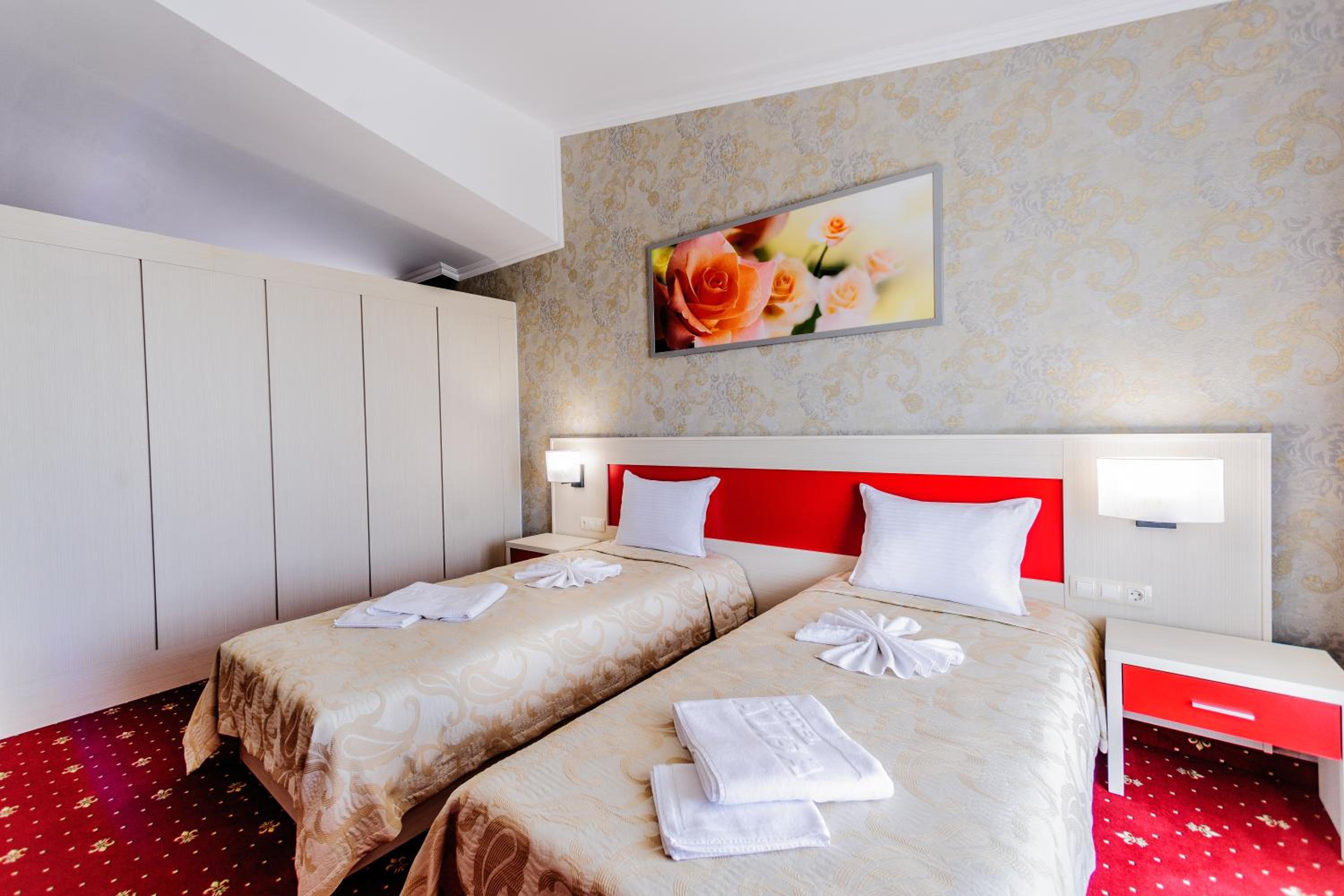 Suite with Bathtub