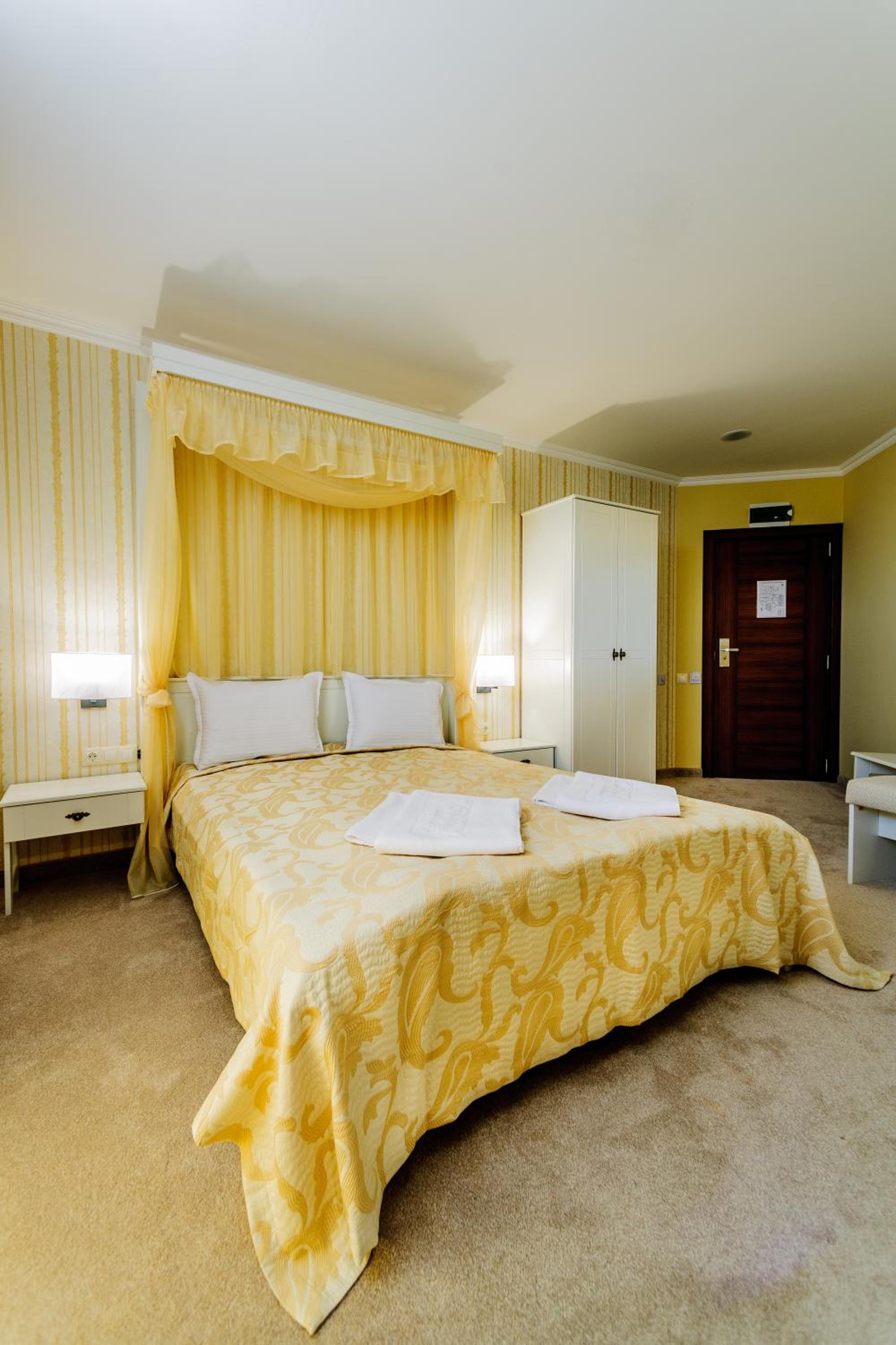 Deluxe Double Room with Balcony and Bathtub