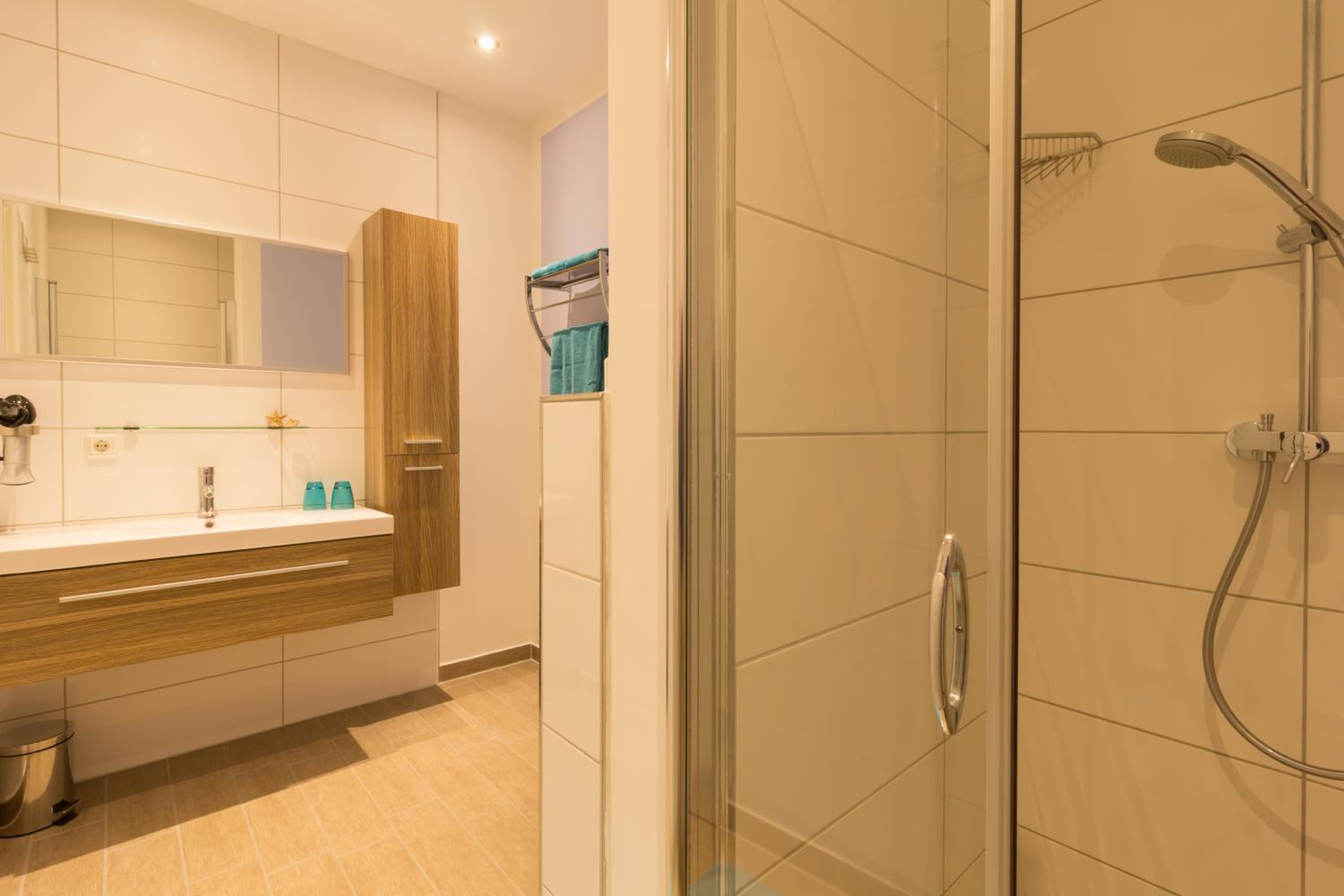 King Room with Roll-In Shower - Disability Access photo 2