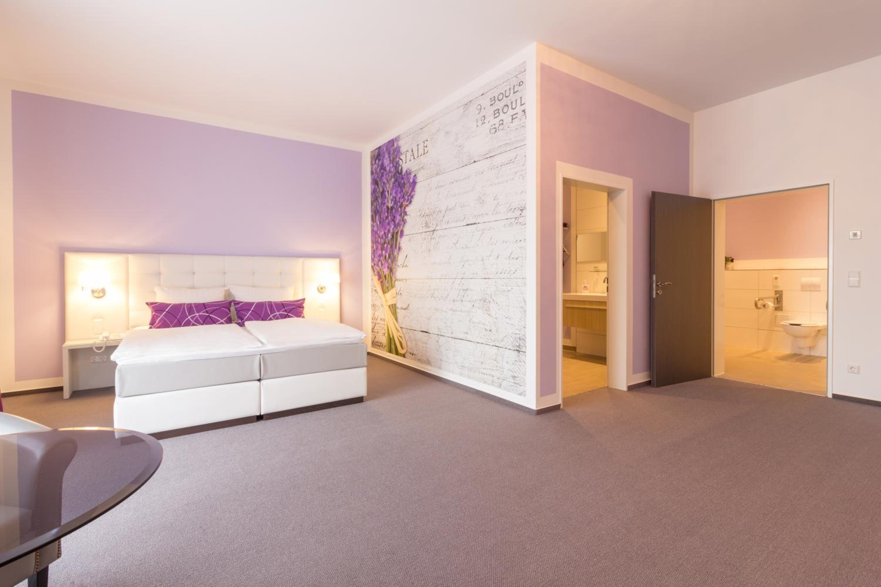 King Room with Roll-In Shower - Disability Access photo 2
