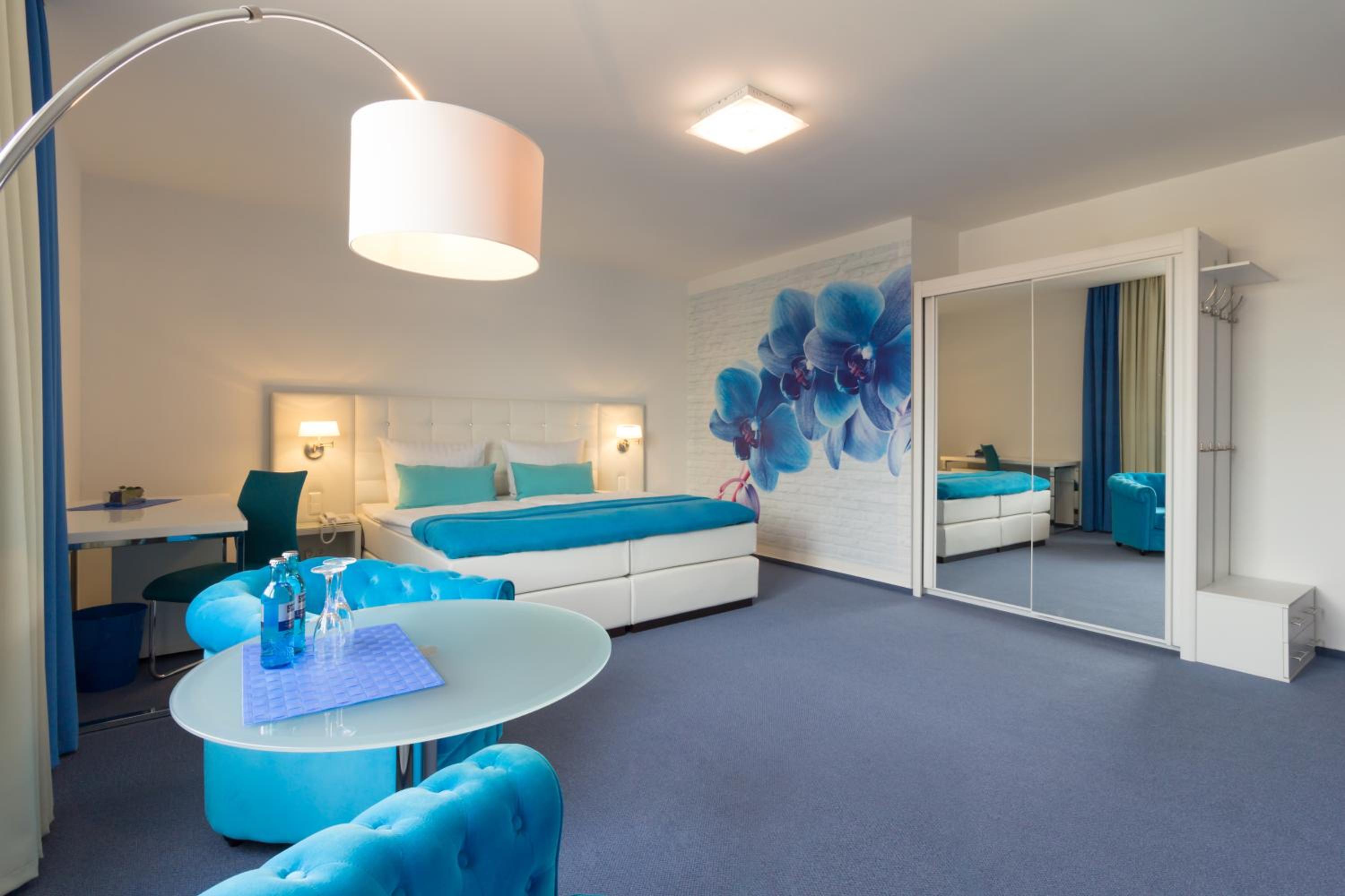 King Room with Roll-In Shower - Disability Access photo 1